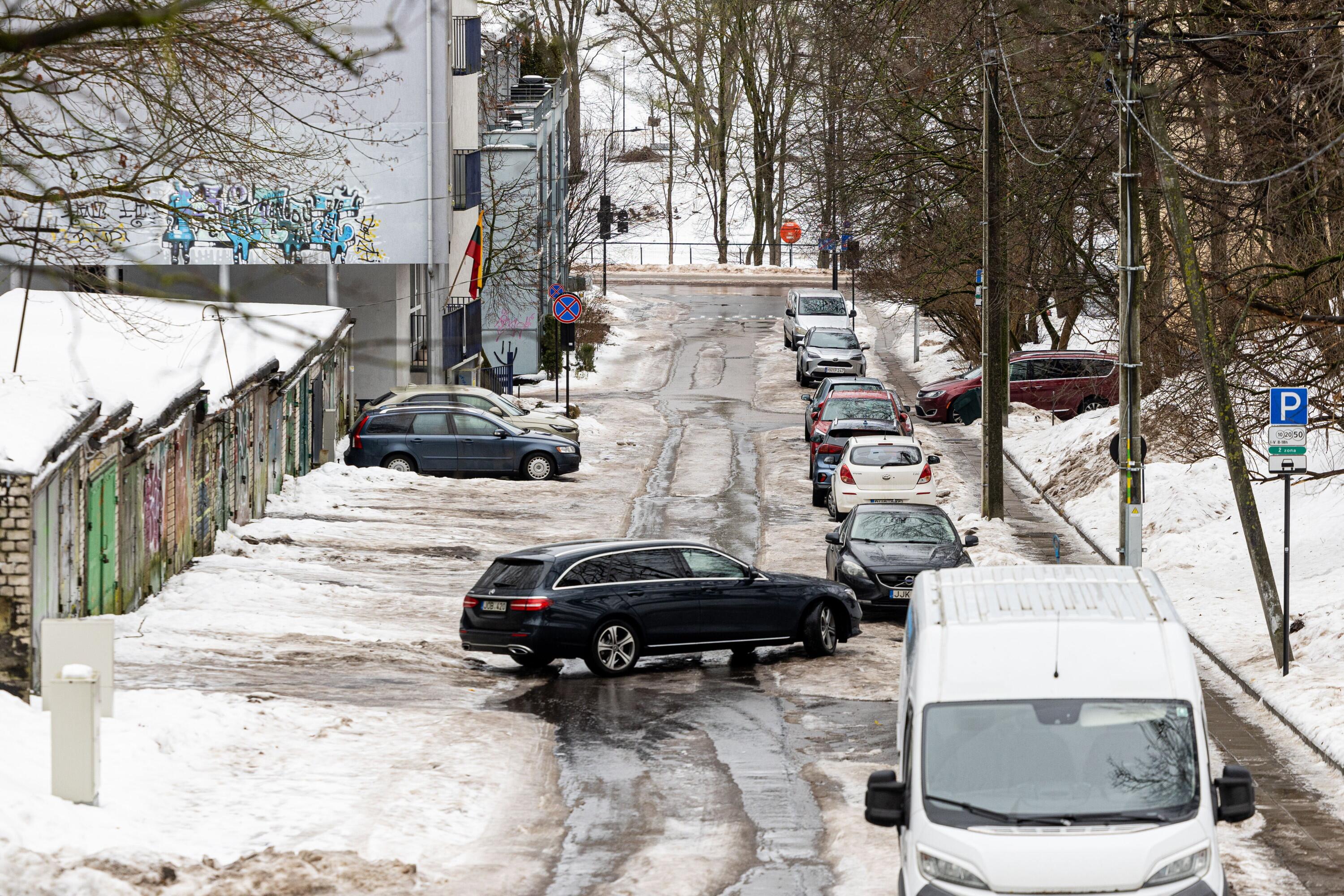 Avarijos: manevruojant ledo provėžomis užfiksuotas ne vienas eismo įvykis.