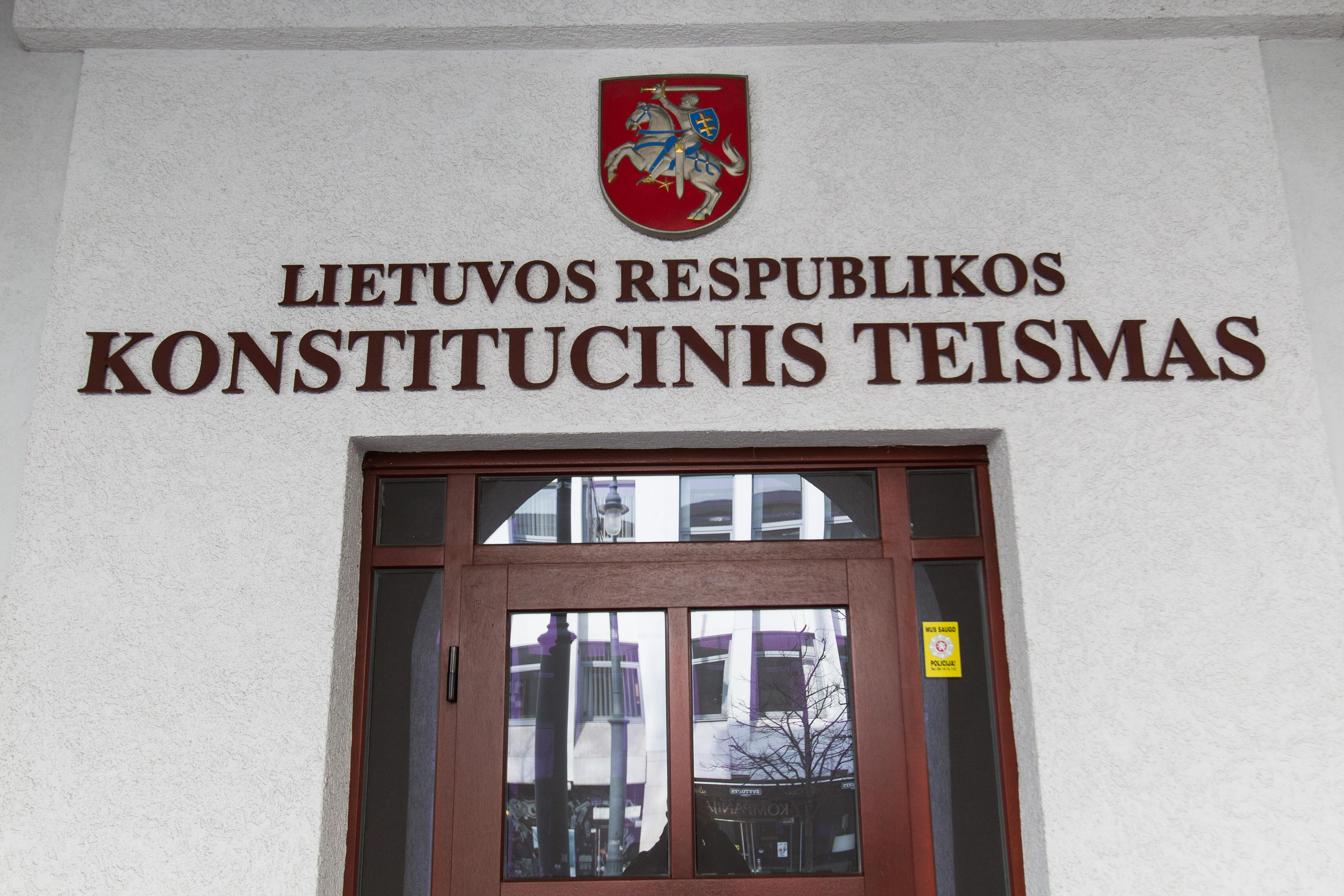 Situacija: Seimo narių kreipimasis į KT atskleidė dar skandalingesnių detalių – pataisas rengė ir už jas balsavo ne vienas parlamentaras, figūruojantis vadinamojo čekiukų skandalo ikiteisminiuose tyrimuose.