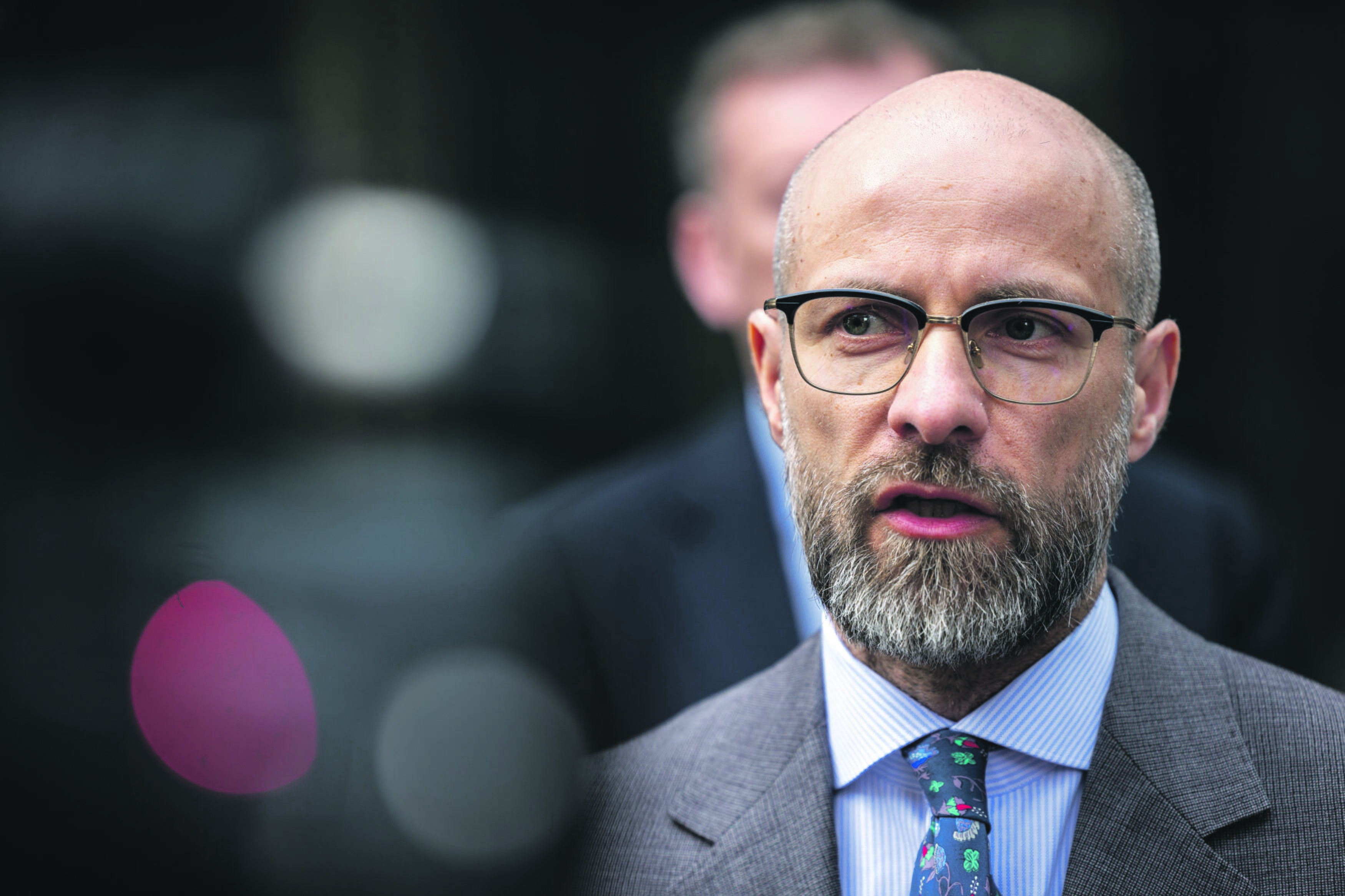 Stabilumas: A. Romanovskis pastebi, jog, nepaisant, kad mažėja vadinamųjų plyno lauko investicijų, pats investavimas, pavyzdžiui, įmonių pirkimas ir pardavimas, vyksta kaip įprastai.