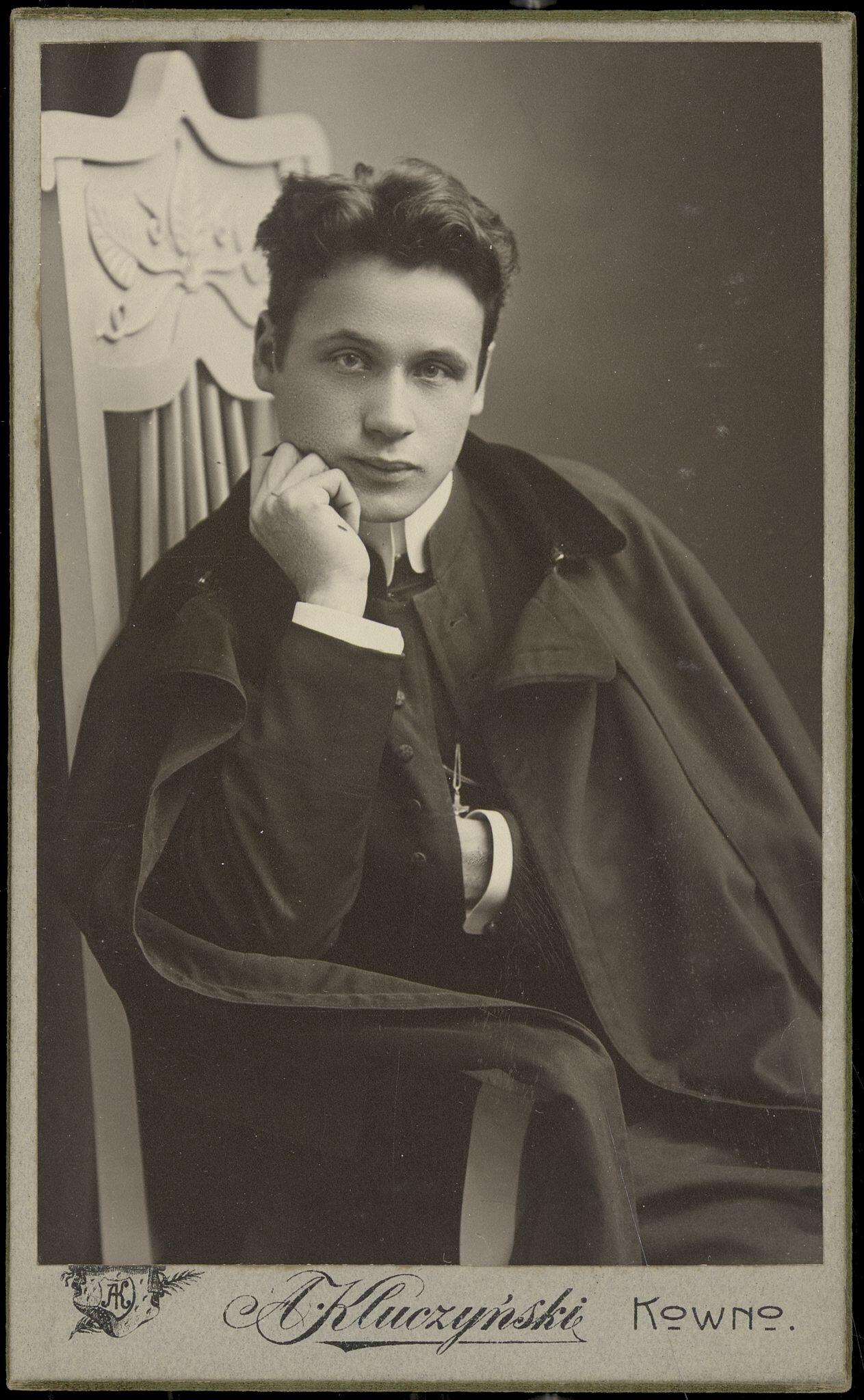 Vladislovo Dzimidavičiaus portretas, darytas tuo metu, kai mokėsi Kauno kunigų seminarijoje. 1906–1911 m.