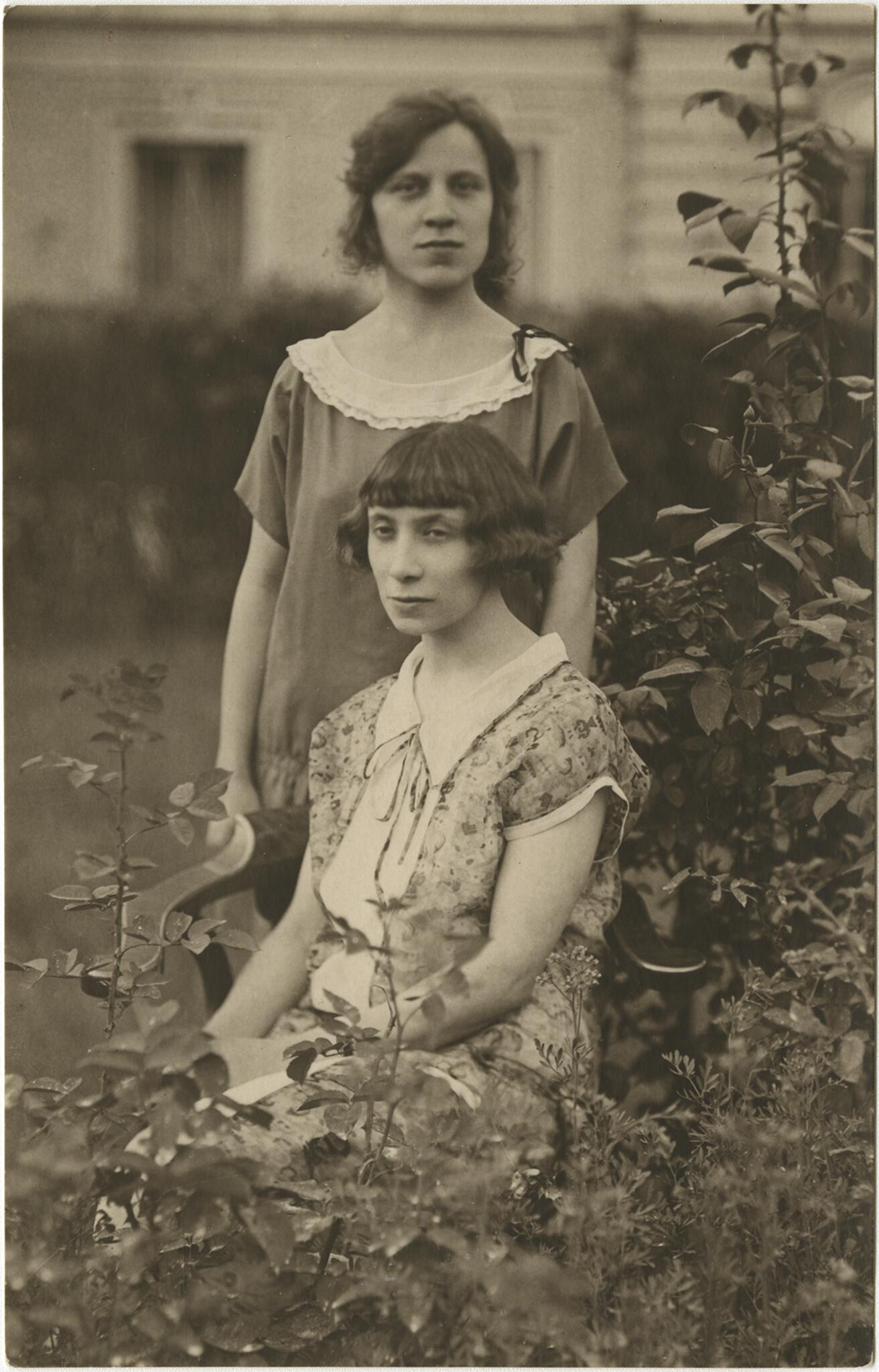 Ryšys: seserys Magdalena ir Izabelė Avietėnaitės LR prezidento rūmų kieme. 1924 m.