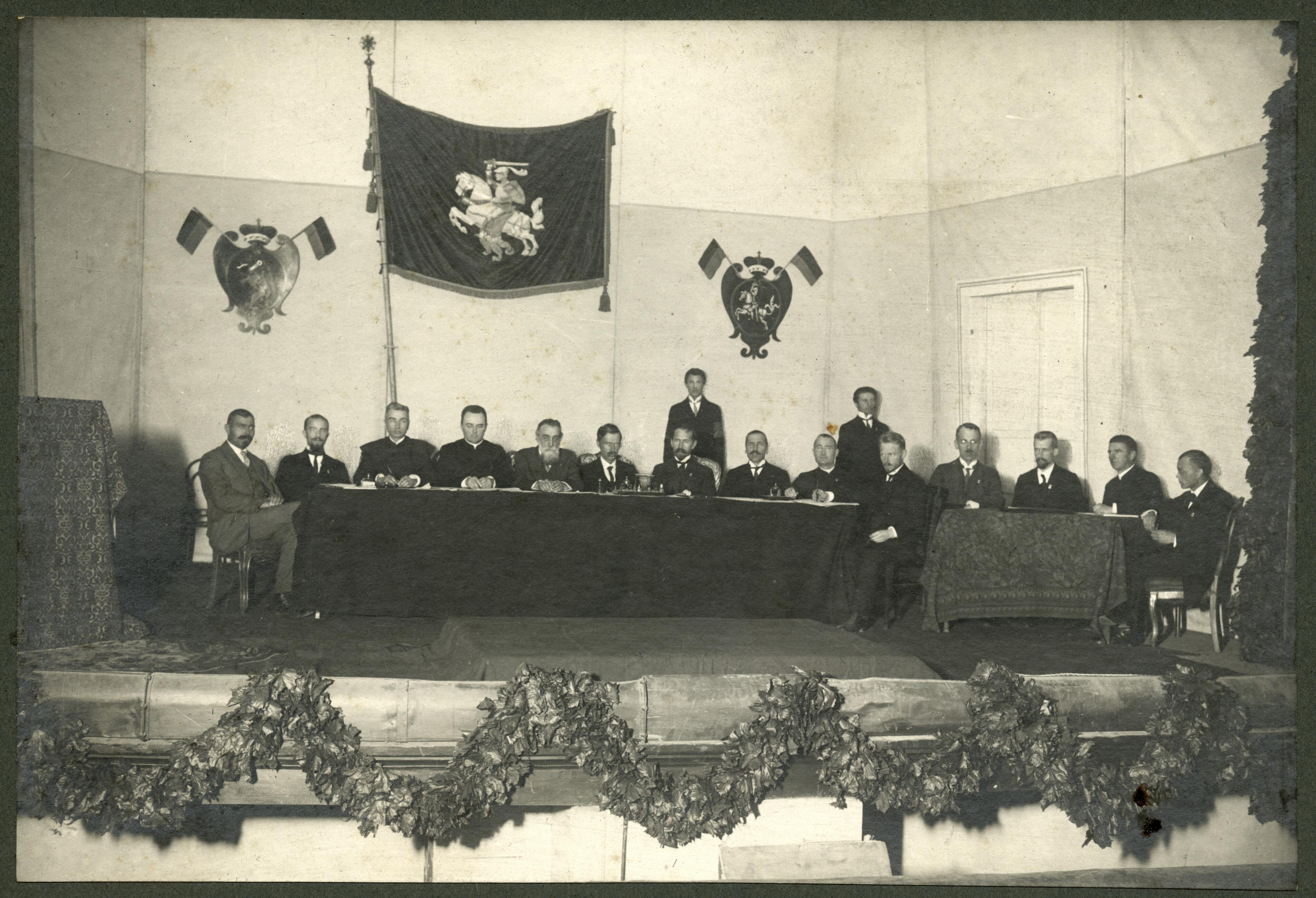 Istorija:  Lietuvių konferencijos Vilniuje prezidiumas ir sekretoriatas.