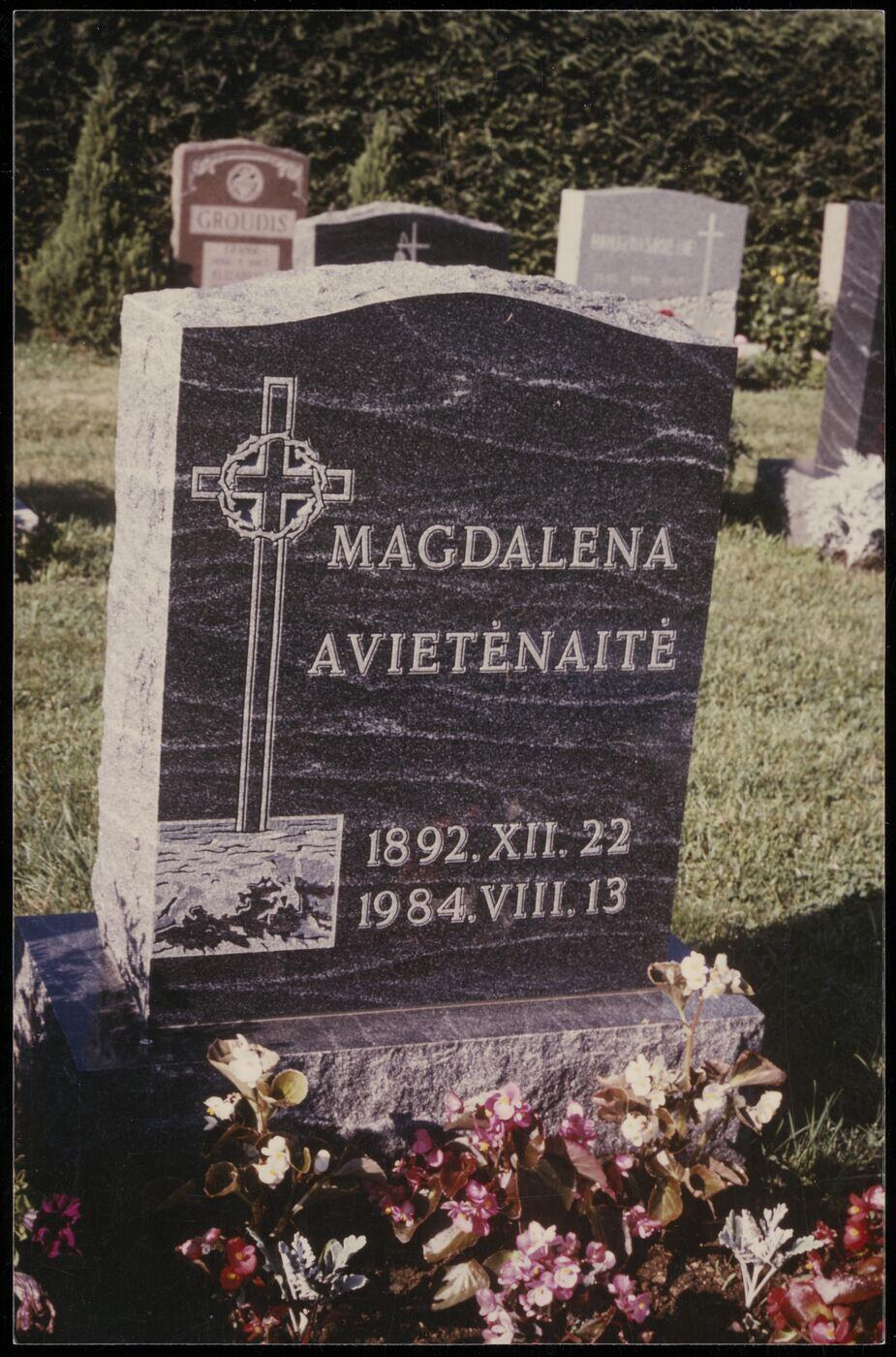 Primena: M. Avietėnaitės antkapinis paminklas. Putnamas, JAV, 1985 m.