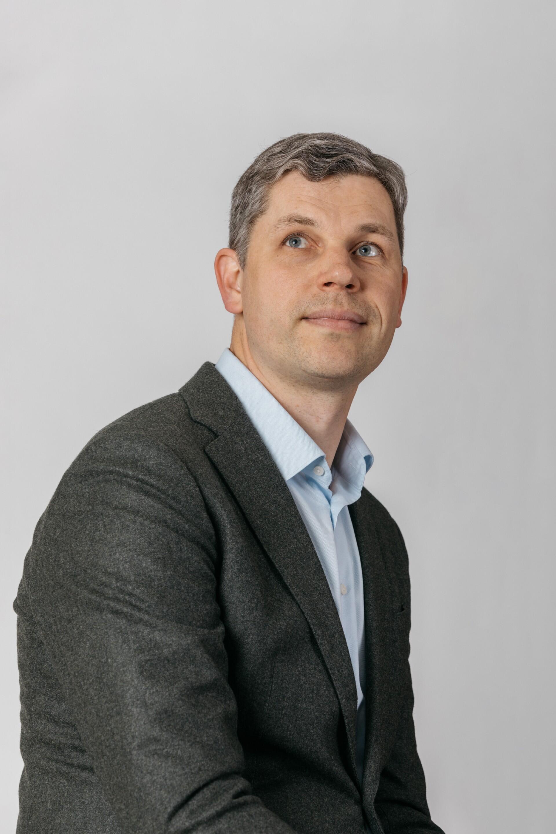 Klausimas: jei „čekučių“ byloje laiduotoja yra žmona, ar, pasak S. Bikelio, tai reiškia, kad ji prižiūrės vyrą lyg mama vaiką? Gal truputį fiktyvi atleidimo nuo atsakomybės sąlyga ir keista, kad ji gali būti tokio rimto sprendimo pagrindas.