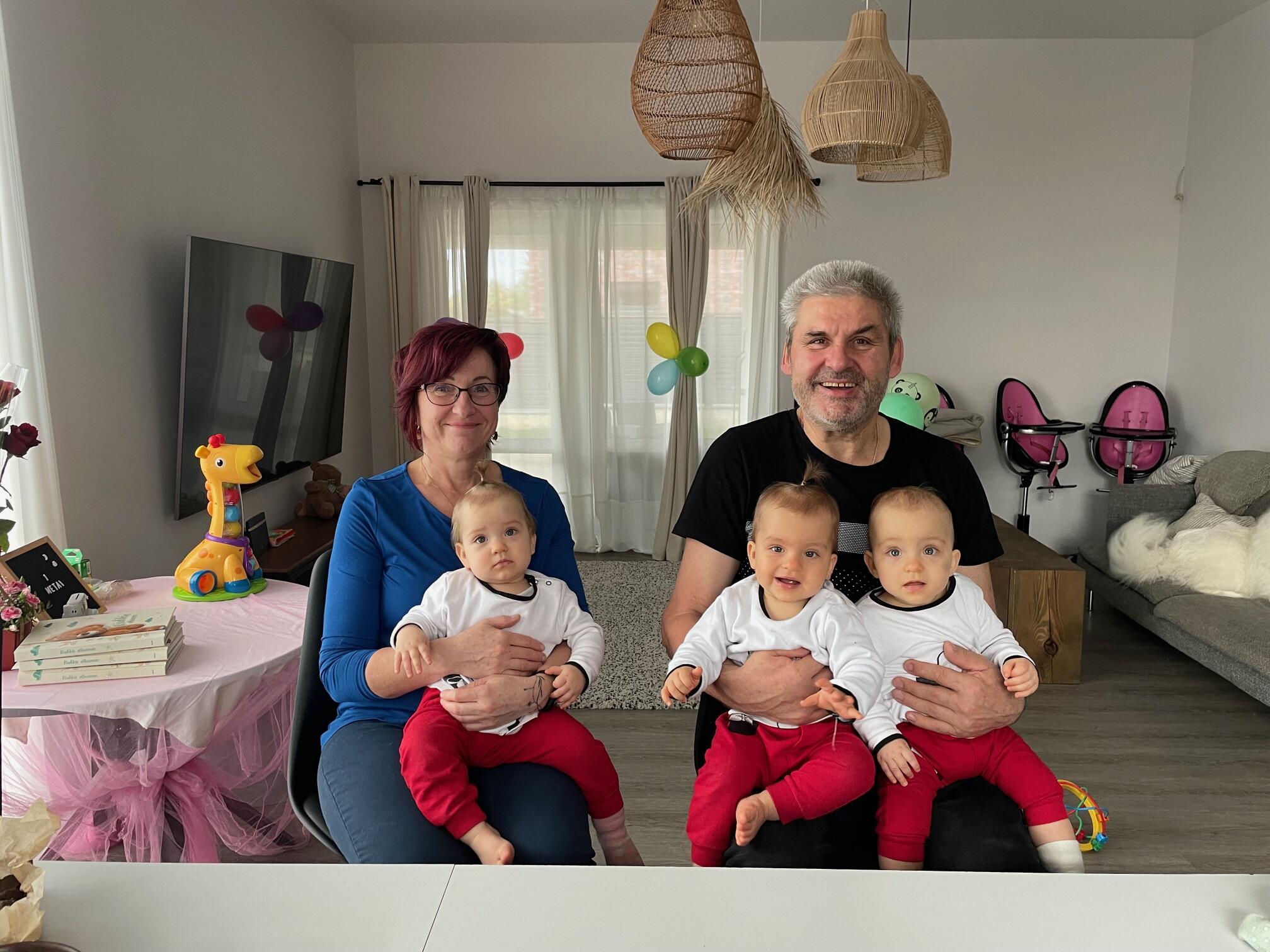 Padeda: seneliai Zita ir Viktoras Rekščiai, mergaitėms augant, kasdien pagalbon skubėjo kaip į darbą.