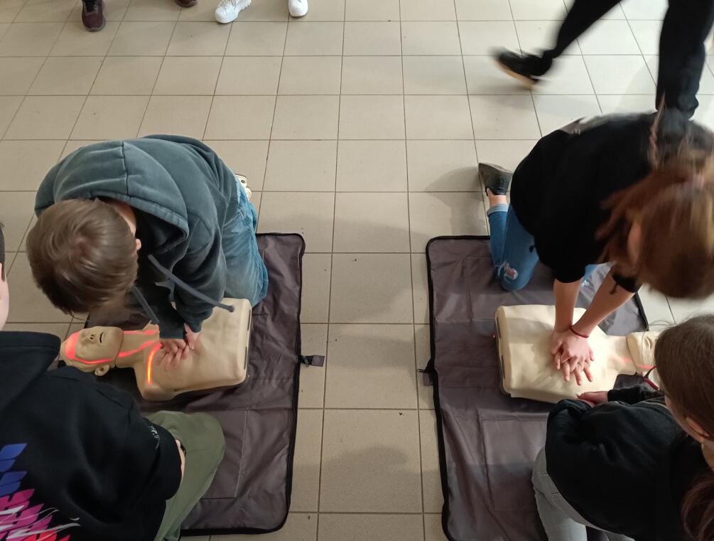 Įgūdžiai: kai vaikai mokosi gaivinti naudodami manekeną, supranta, kad tai nėra taip paprasta, kaip įsivaizdavo. Manekenai šviečia, tad vaikai mato, ar gaivina teisingai.