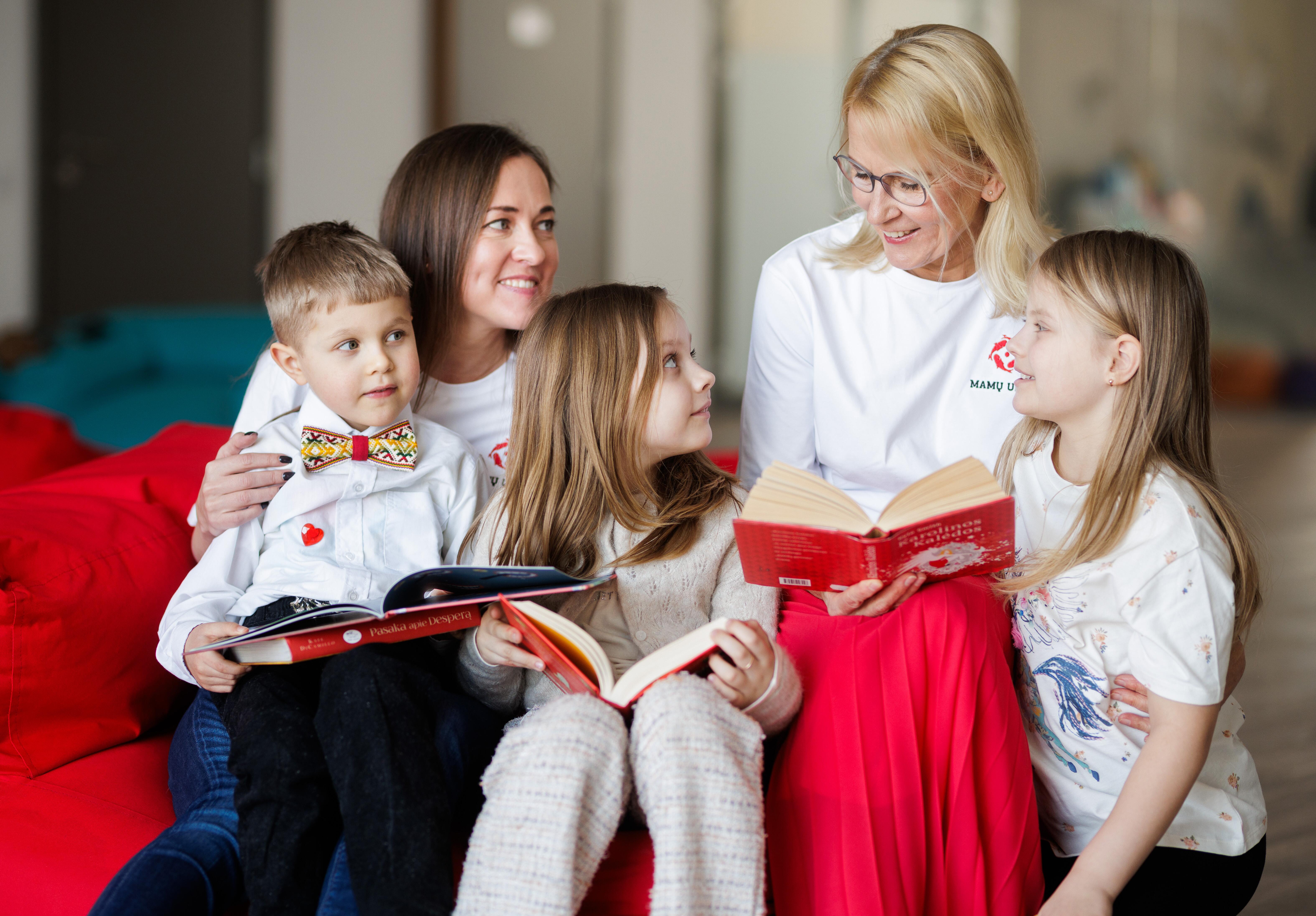 „Mamų unijos“ įkūrėja Eglė Mėlinauskienė ir Justina Mėlinauskaitė su globojamų šeimų vaikais.