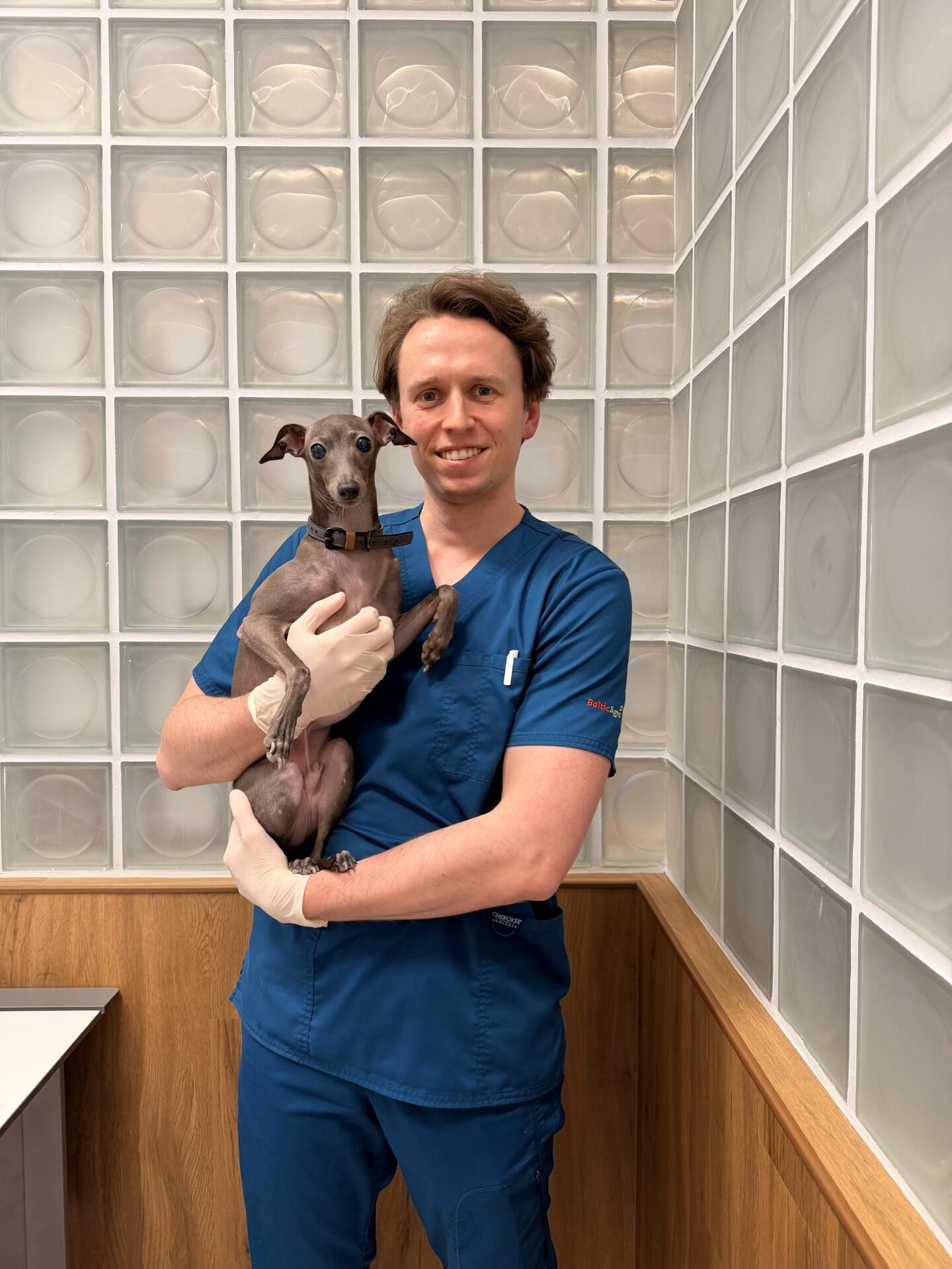  Pasidomėjo: „Dr. Vet“ klinikos gydytojas oftalmologas Kipras Mockaitis užmezgė kontaktus su klinika Škotijoje, kuriai siuntė šuniuko ligos istoriją ir atliko papildomus išsamius tyrimus.