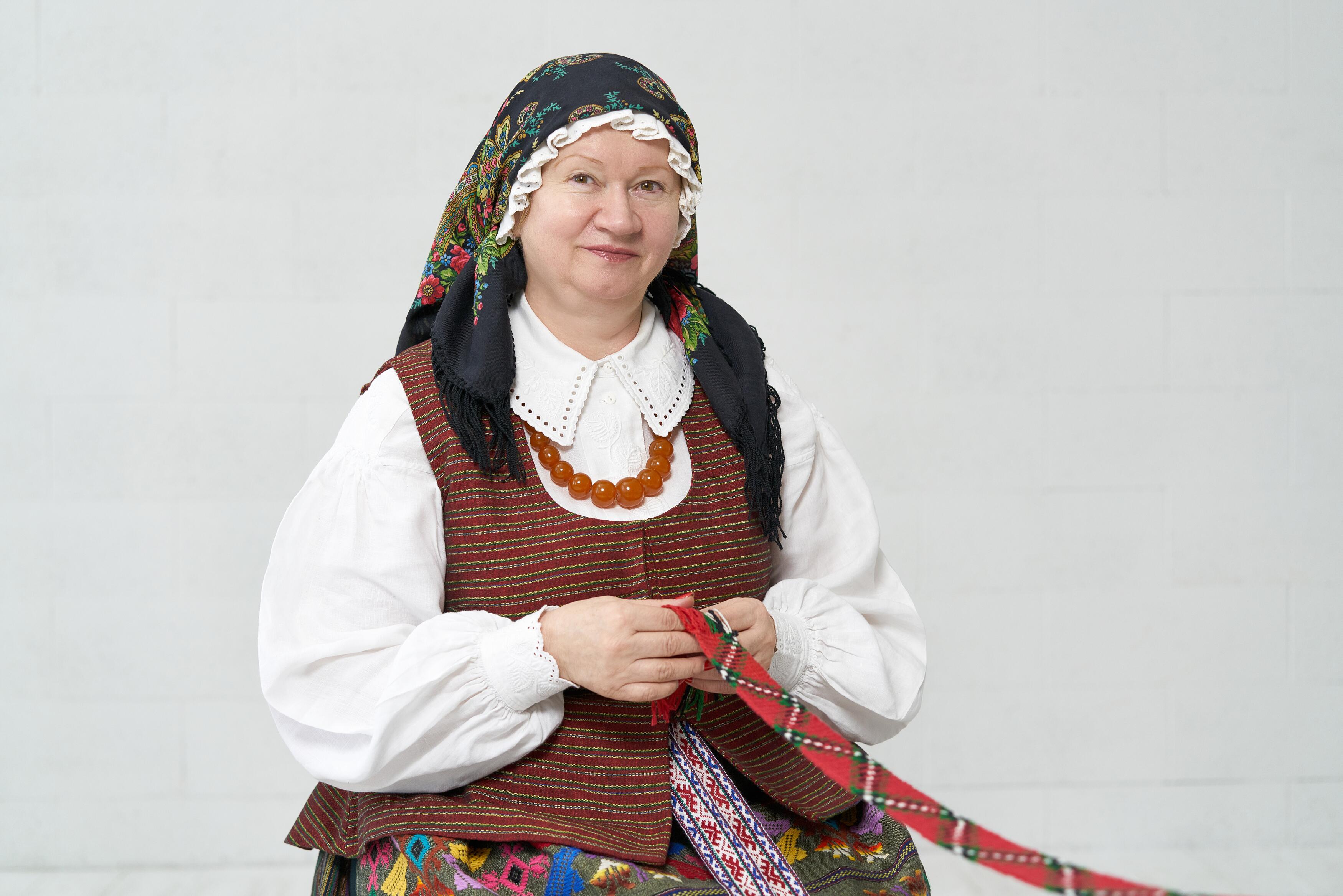 Darbštuolė: salono „Rūta žalioji“ įkūrėja D. Tamošaitienė niekada nebūna be darbo – kutuoja skaras, pina juostas, siuvinėja Klaipėdos krašto delmonus.