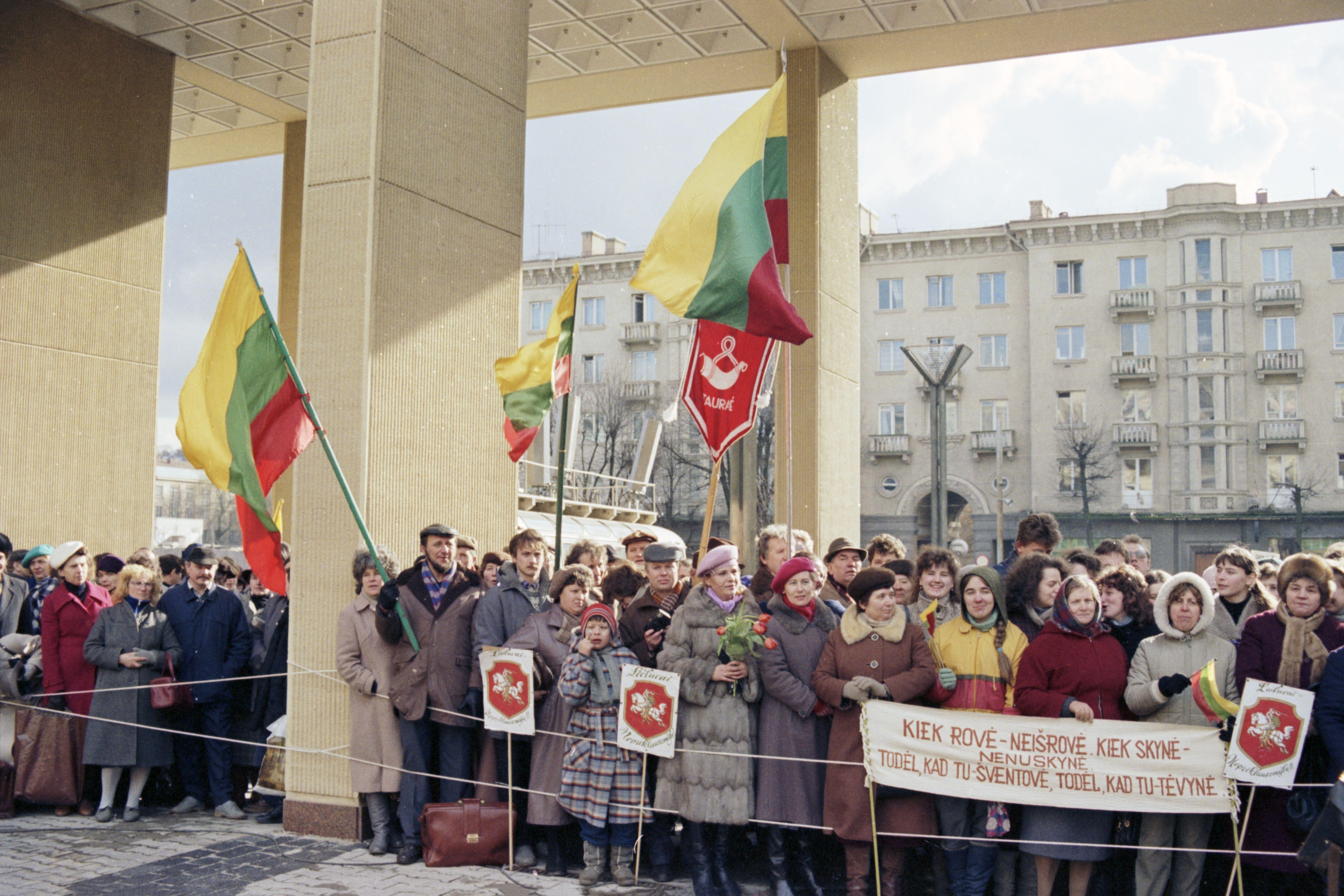 Emocijos: žmonės prie Atkuriamojo Seimo rūmų Lietuvos valstybės nepriklausomybės atkūrimo paskelbimo dieną. 1990 m. kovo 11-oji.