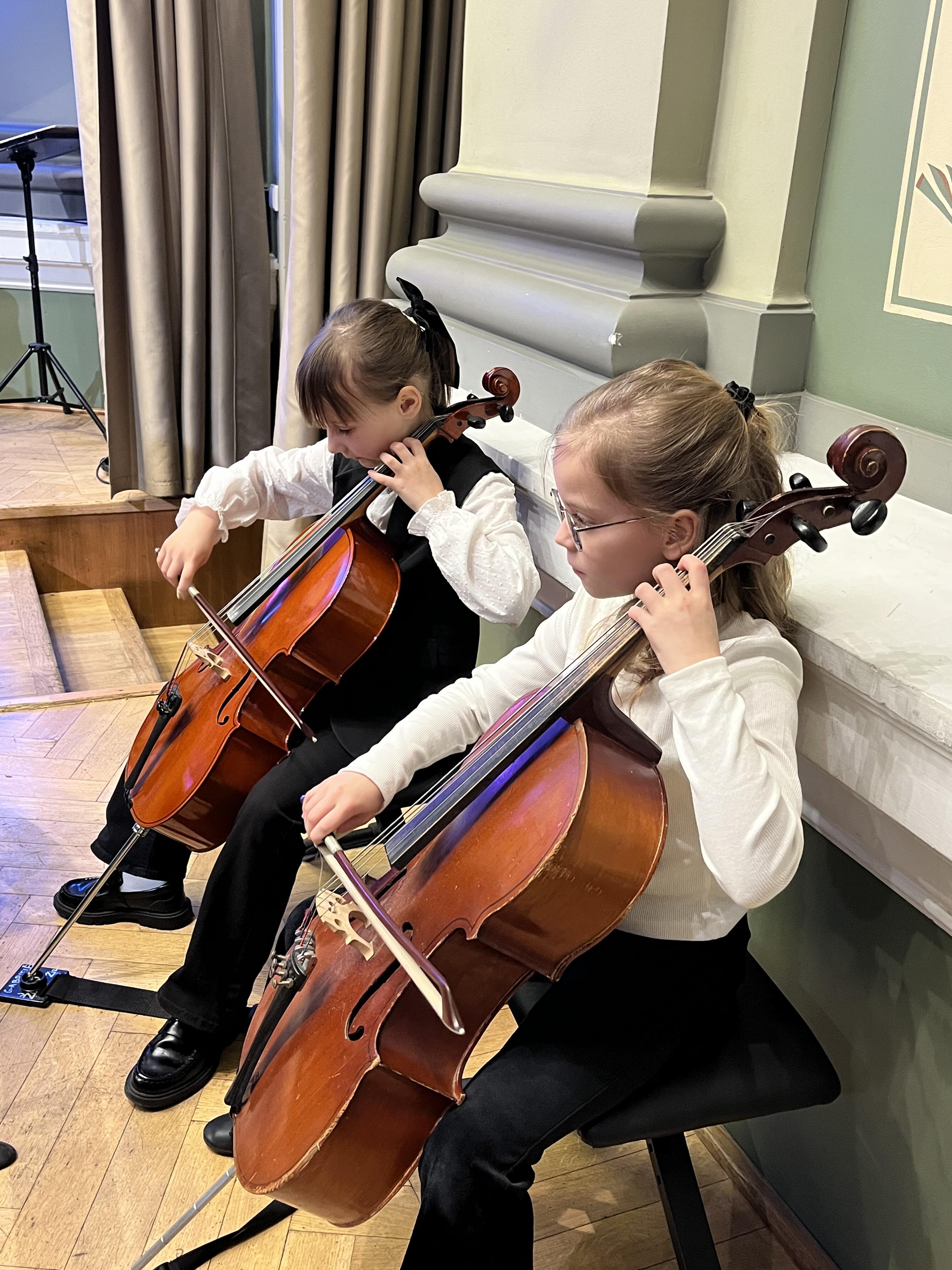 Jungtys: muzikavimas kartu janieiems violončelininkams suteikė ypatingos patirties – ir emocinės, ir profesionalios.