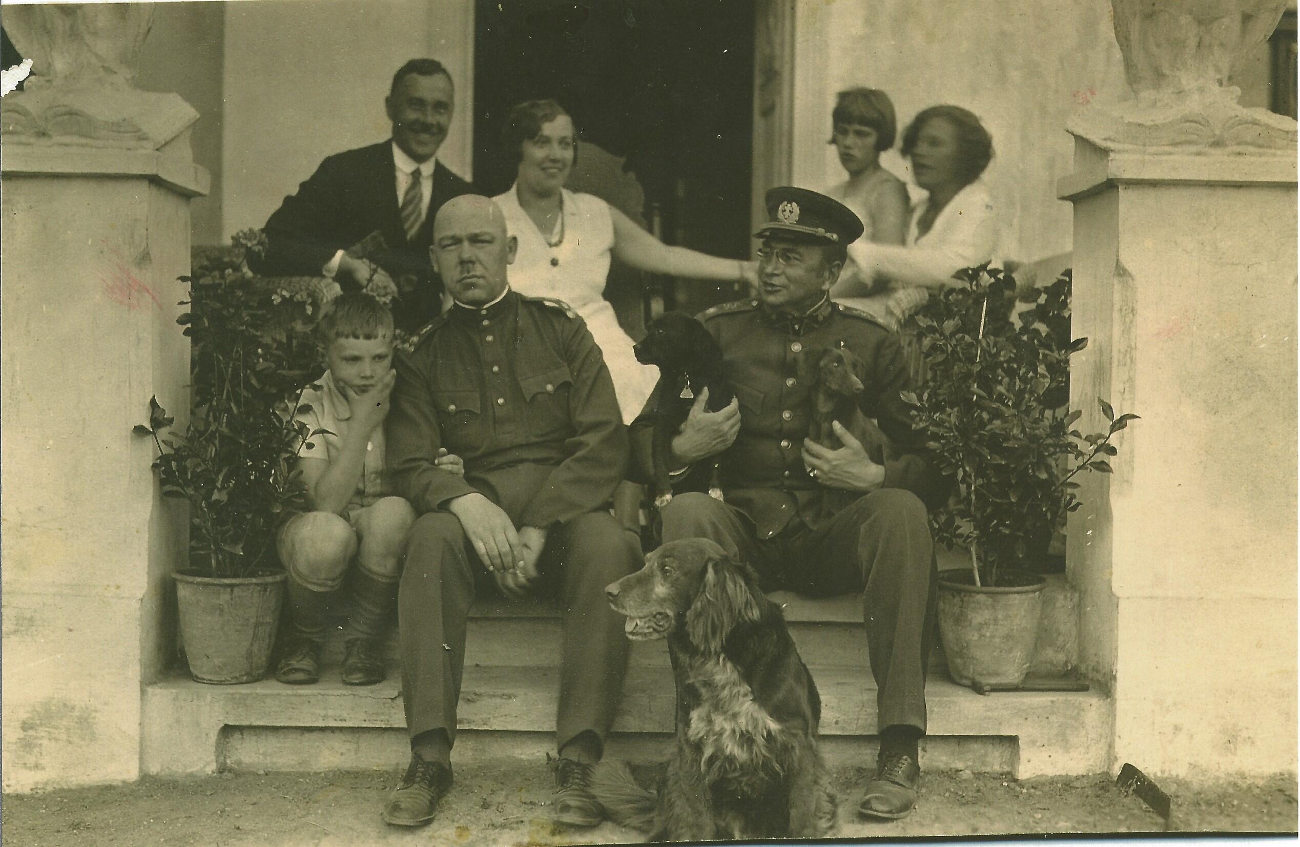 Kompanija: gen. Vladas Nagevičius kartu su savo augintiniais ir į svečius atvykusia Karo ligoninės viršininko plk. Kazio Oželio šeima Babtyno-Žemaitkiemio dvare. XX a. ketvirtasis dešimtmetis.