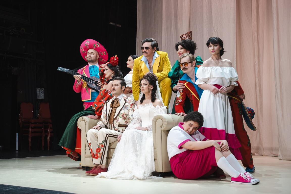 Spalvingai: ryškūs audiniai, detalių gausa, meksikietiškas koloritas – tai išskirtinis operos „Figaro vedybos“ sceninis veidas.