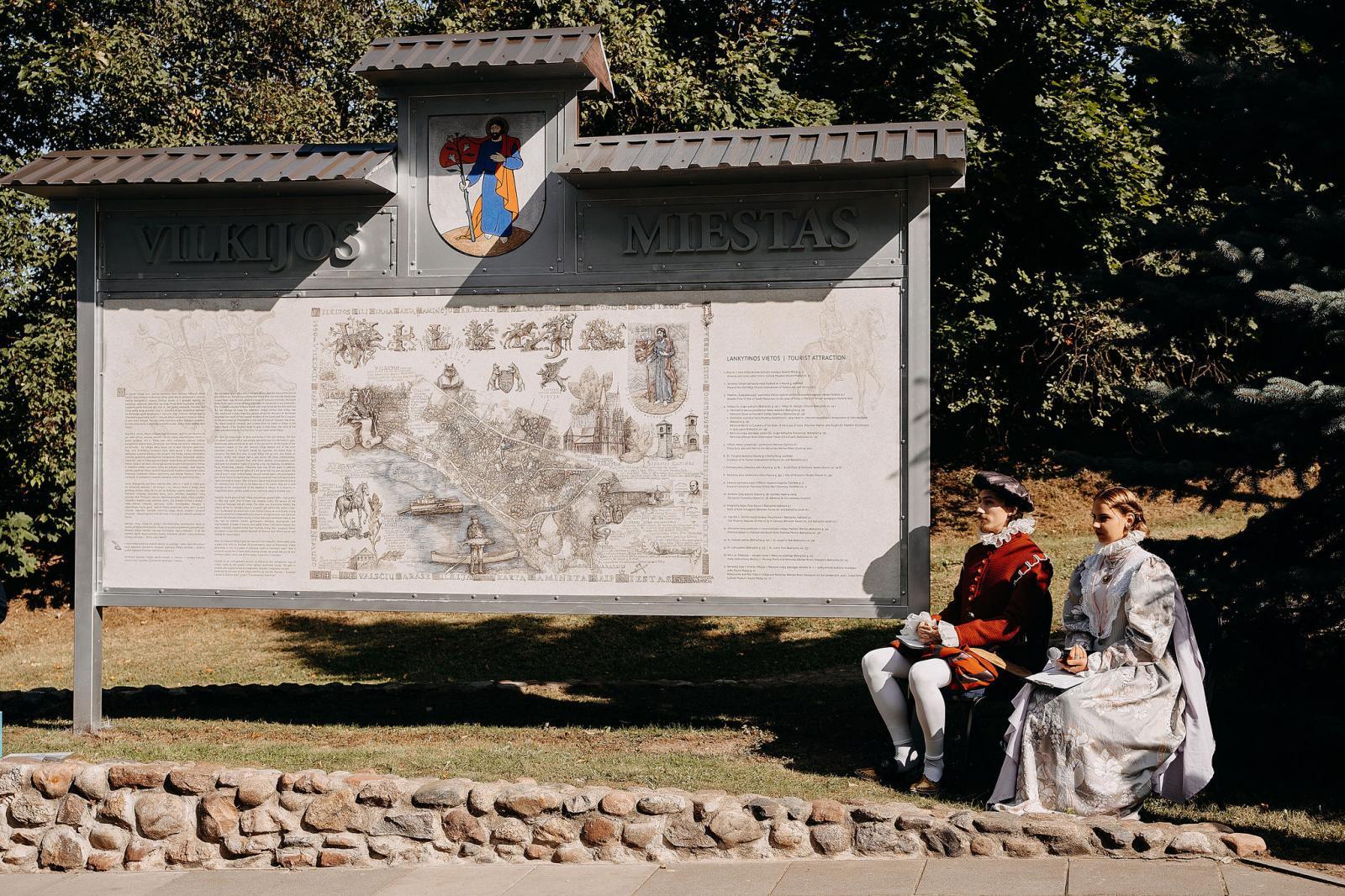Turistams: meninis žemėlapis – vizualinis miesto identitetas, užkodavęs ir atliepiantis esamas Vilkijos krašto vertybes, istorijas, mitus, legendas, pasakojimus ir dabartį.
