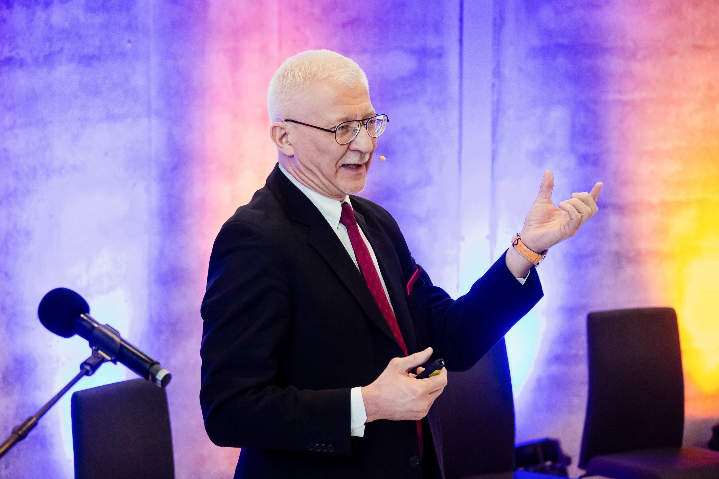 Vilniaus universiteto Socialinės politikos katedros profesorius dr. Boguslavas Gruževskis