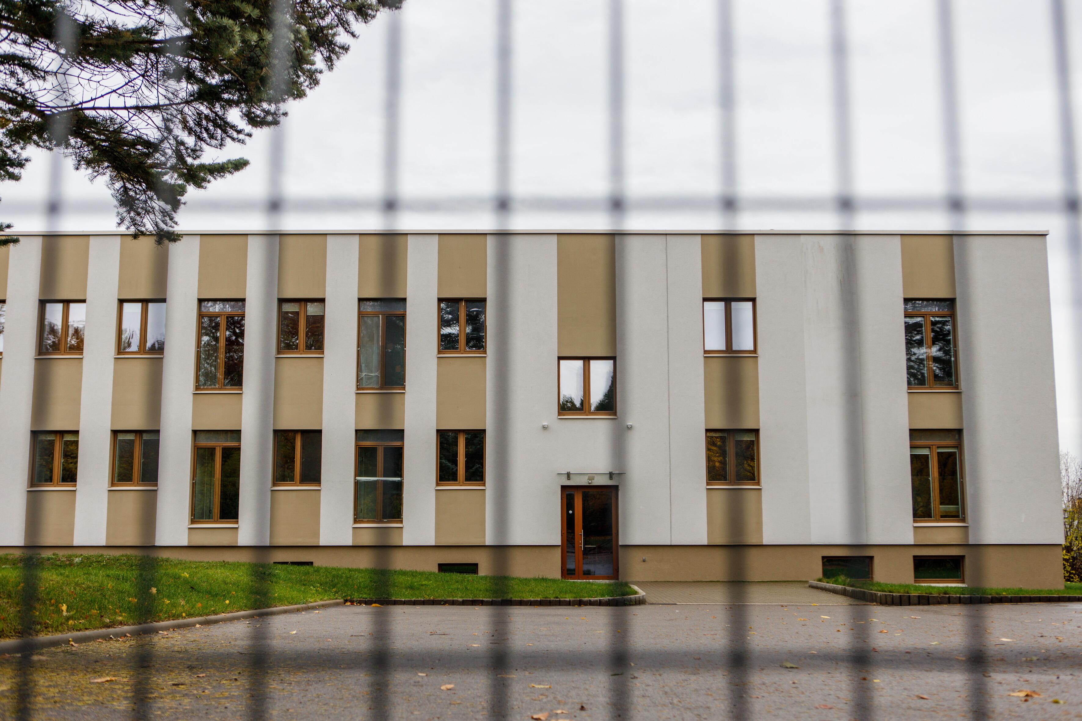 Susitarimas: LKT bendruomenei teikia informaciją, kiek nuteistųjų yra Domeikavos pusiaukelės namuose, kiek iš jų dėvi apykojes, dirba ar mokosi.