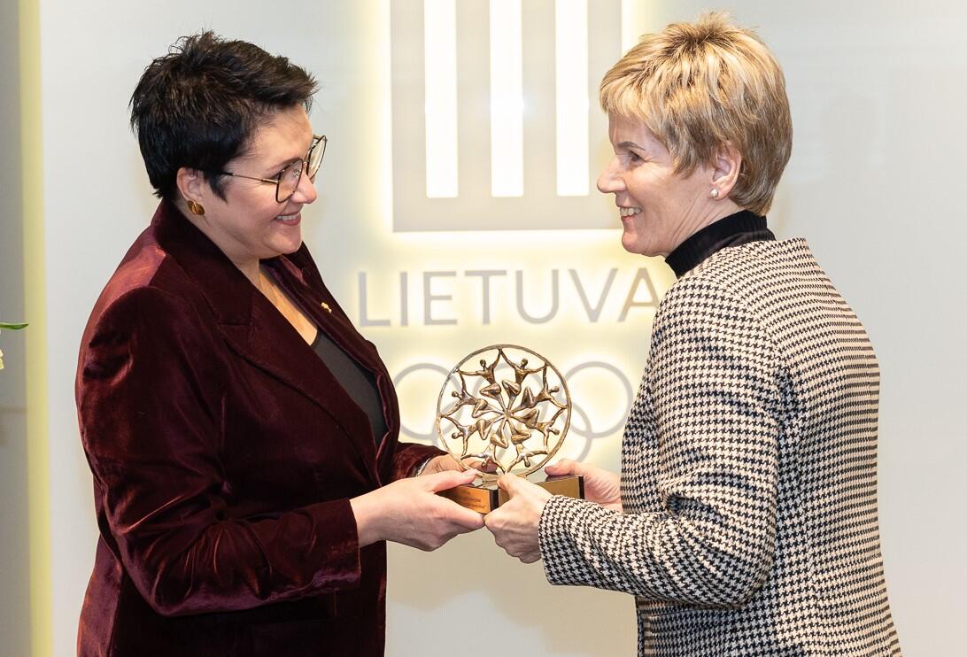 Olimpietės: LTOK prezidentė, Sidnėjaus olimpiados čempionė D. Gudzinevičiūtė (kairėje) šiltai pasveikino trenerę, Barselonos žaidynių dalyvę T. Nekrošaitę.