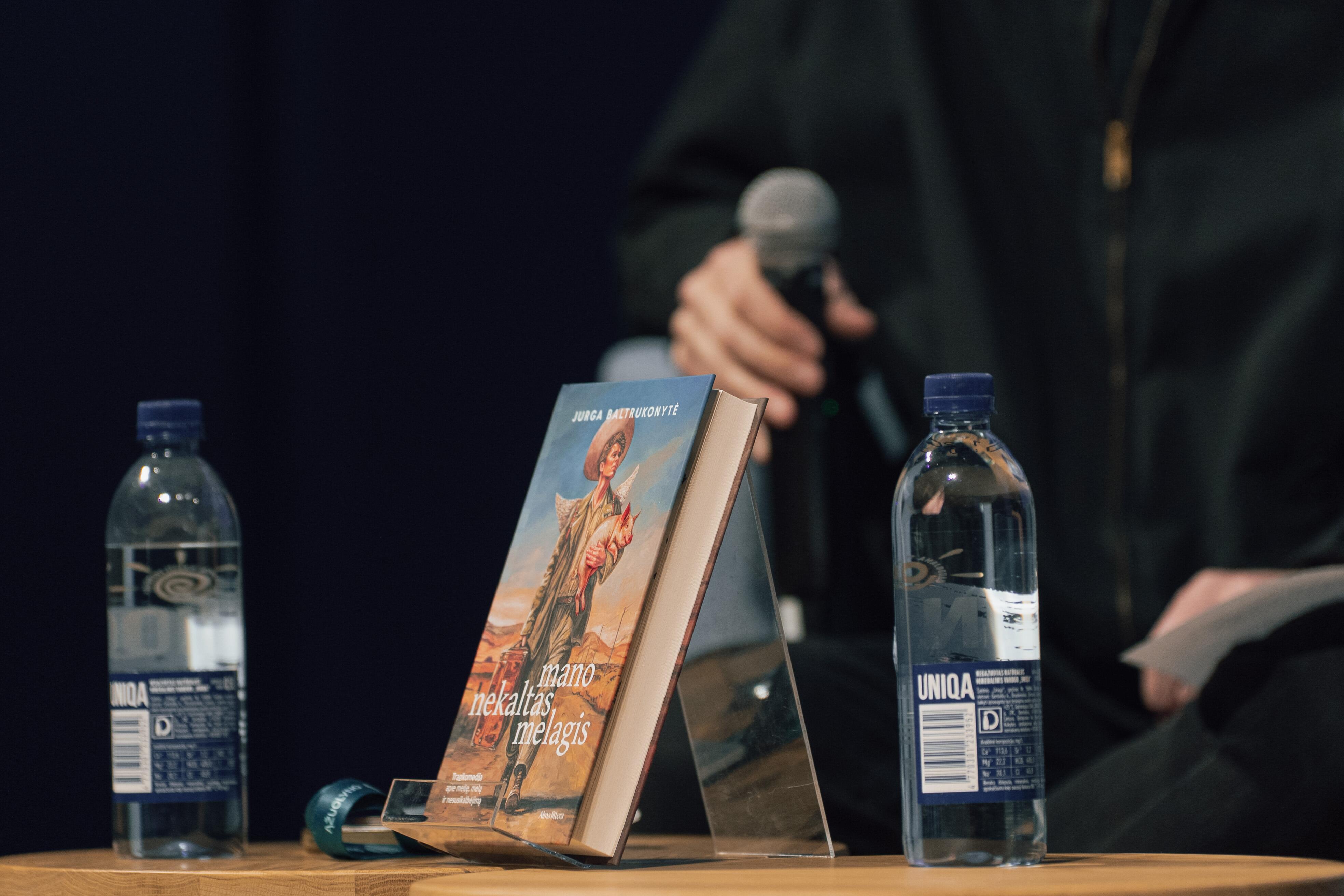 Išranki: įtikti savo žmonai kuriant knygos viršelį menininkui A. Kriščiūnui pavyko tik iš dešimto karto.