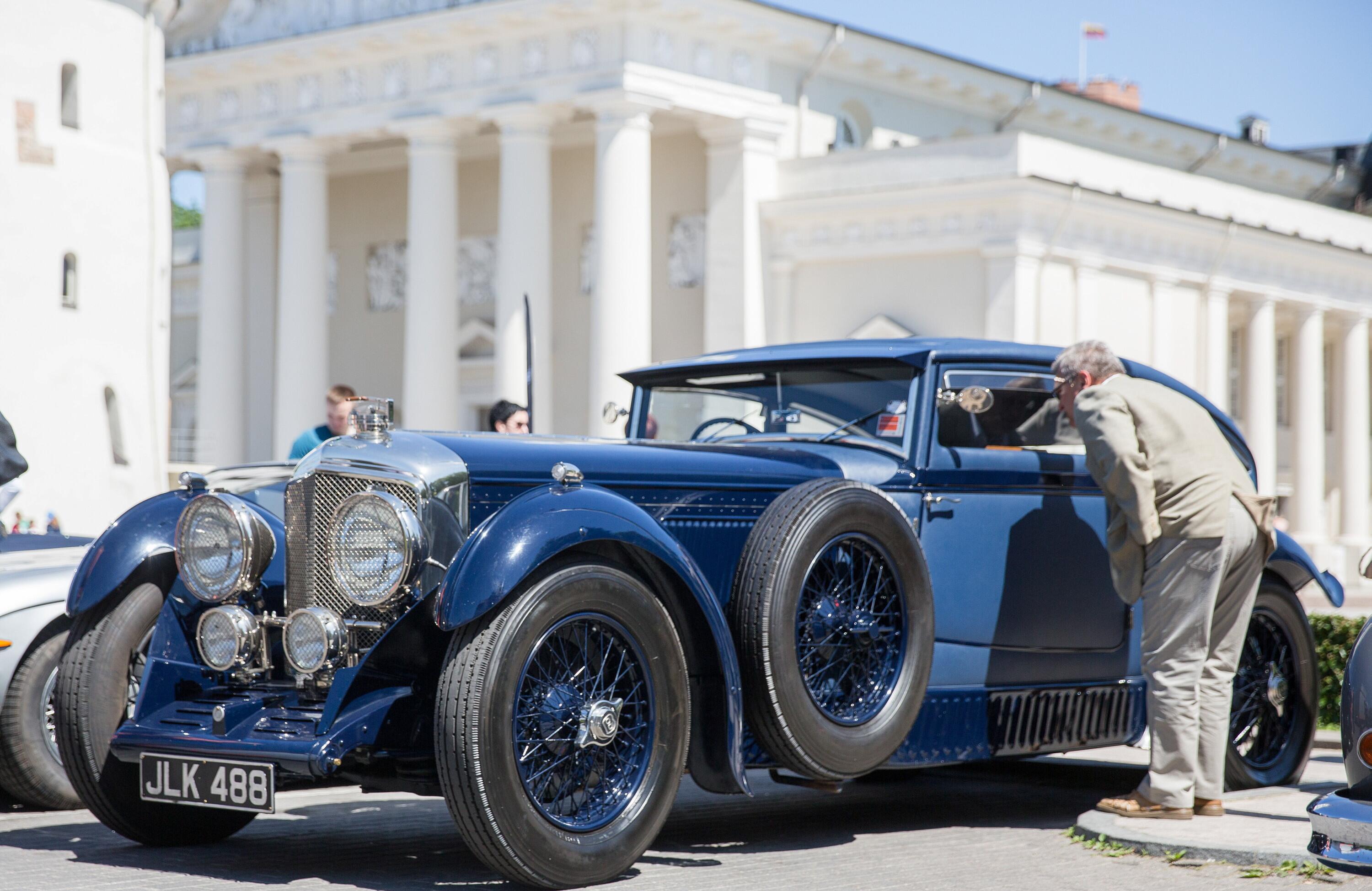 Įdomu: senoviniuose automobiliuose taip pat pasitaiko modernių technologinių sprendimų.