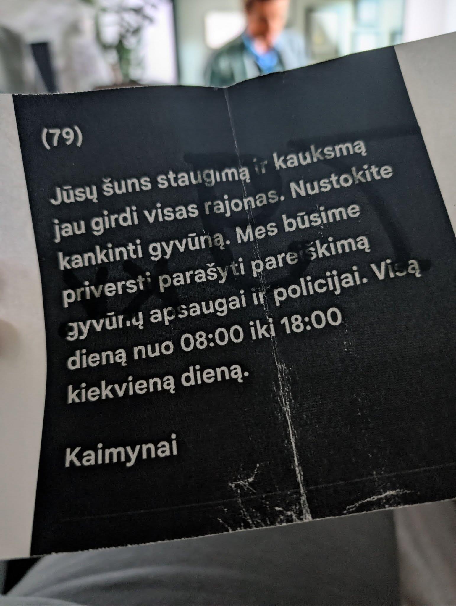 Įspėjimas: raštelį kaimynai užrašė ne ranka, o atspausdino ant juodo popieriaus.