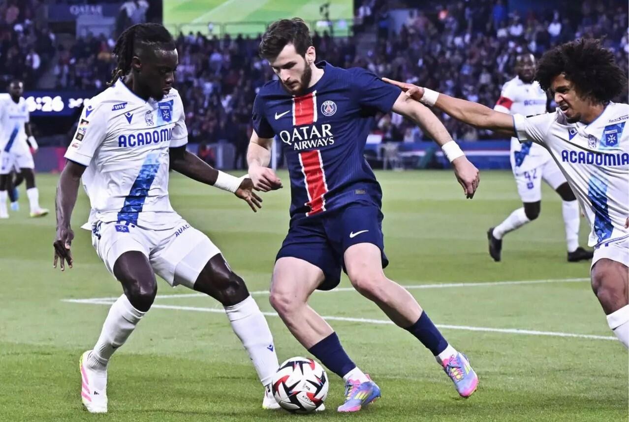 Žvaigždė: kartvelas Ch. Kvaracchelija nuo 2025-ųjų atstovauja „Paris Saint-Germain“ klubui.