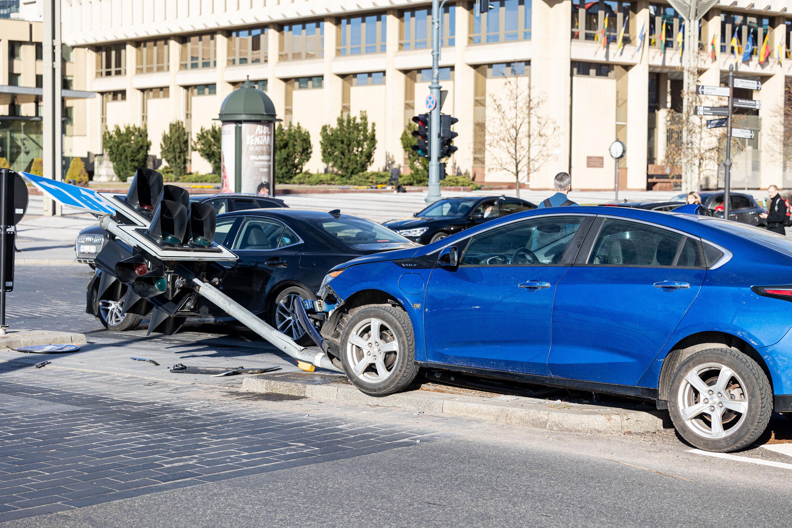 Trūkumas: universalių padangų protektorius nepritaikytas efektyviai pašalinti vandenį, todėl važiuojant šlapia kelio danga didėja rizika nesuvaldyti automobilio.
