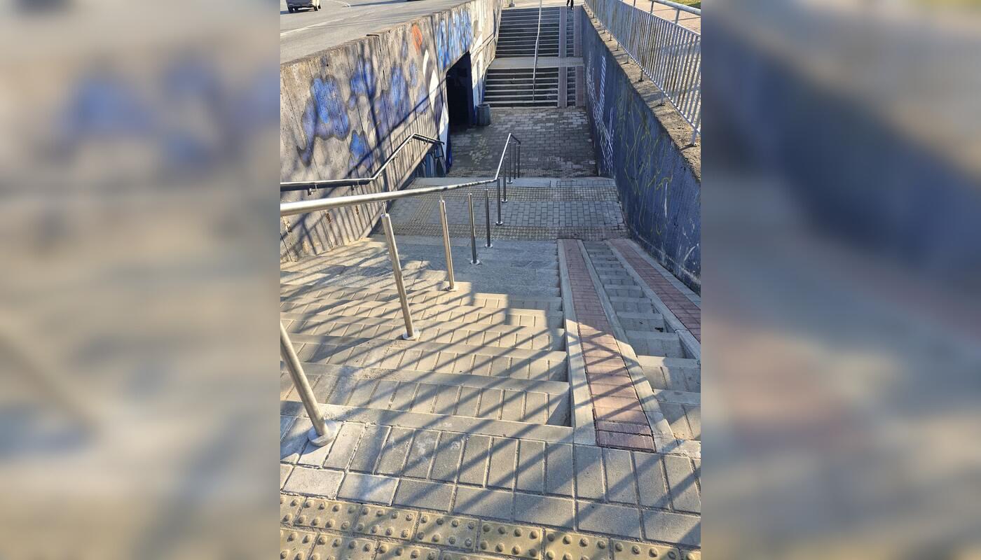 Sutvarkė: pabaigus Baltijos ir Taikos prospektų žiedinės sankryžos prieigų remontą, naudotis požeminės perėjos laiptais tapo neabejotinai patogiau.