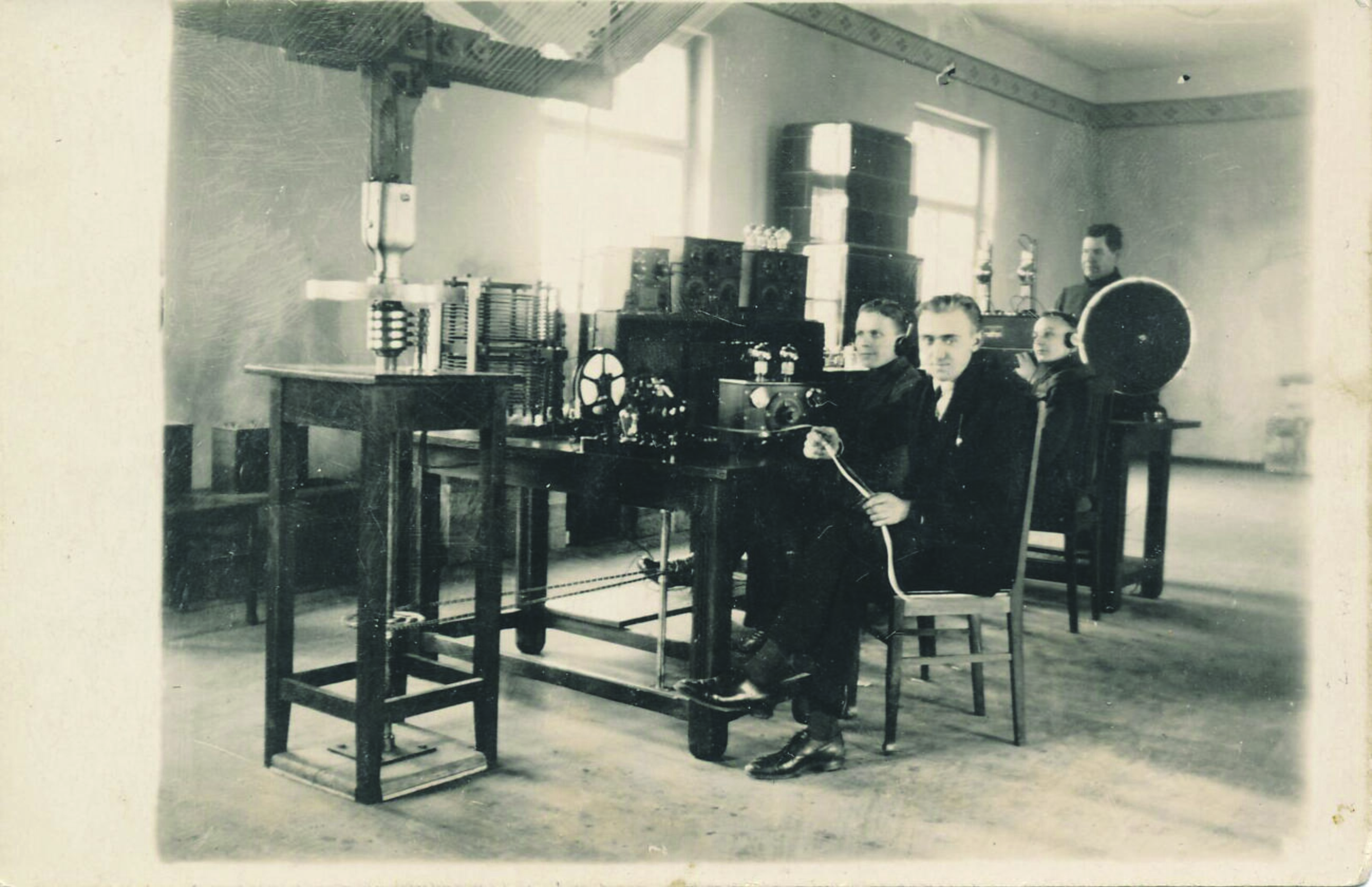 Kauno radijo stoties viduje, prie įrangos sėdi inžinierius Aleksandras Stankevičius. 1925 m.
