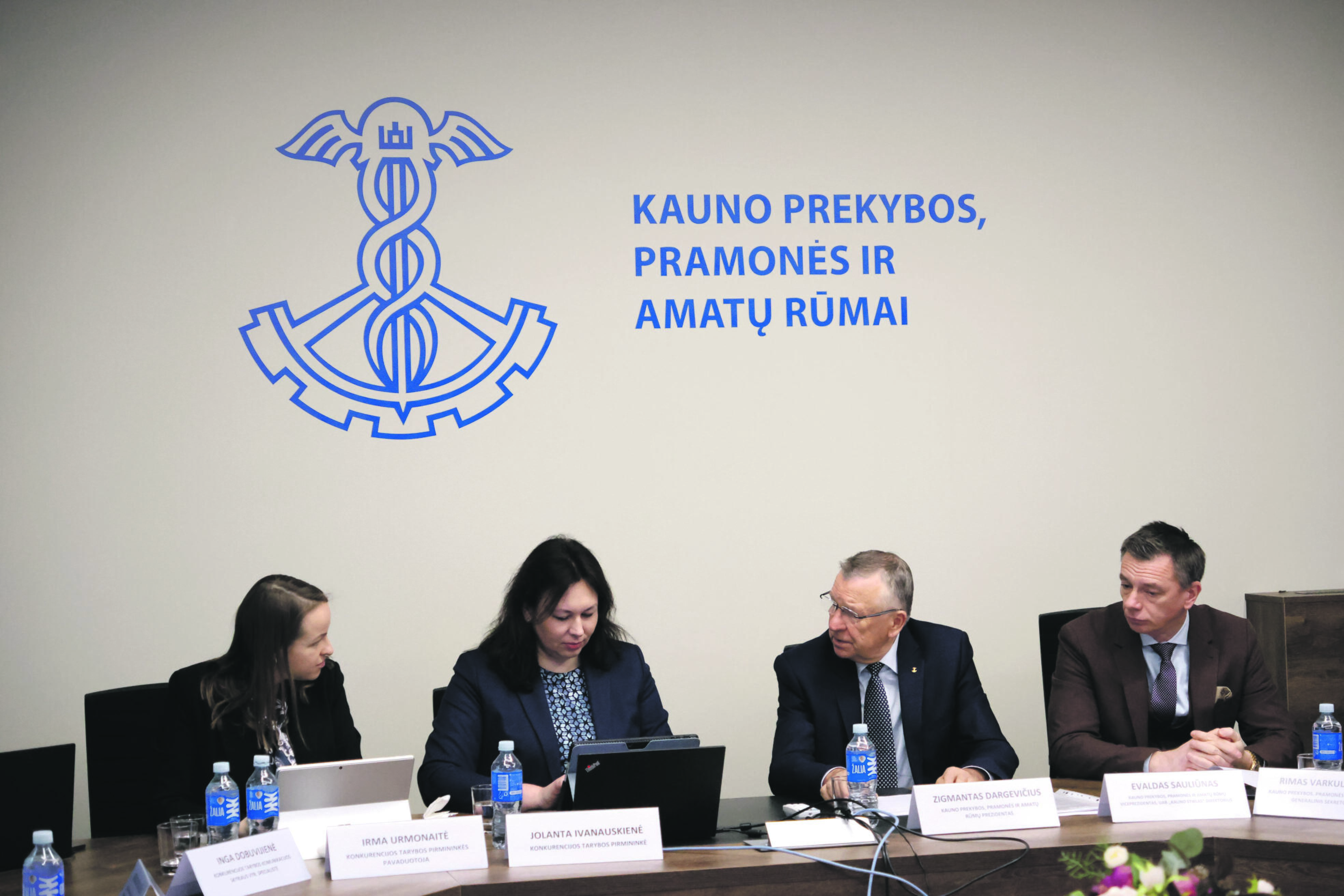 Diskusija: I. Urmonaitė (kairėje) ir J. Ivanauskienė pristatė Konkurencijos tarybos funkcijas, priminė apie garsiausiai nuskambėjusius tyrimus.
