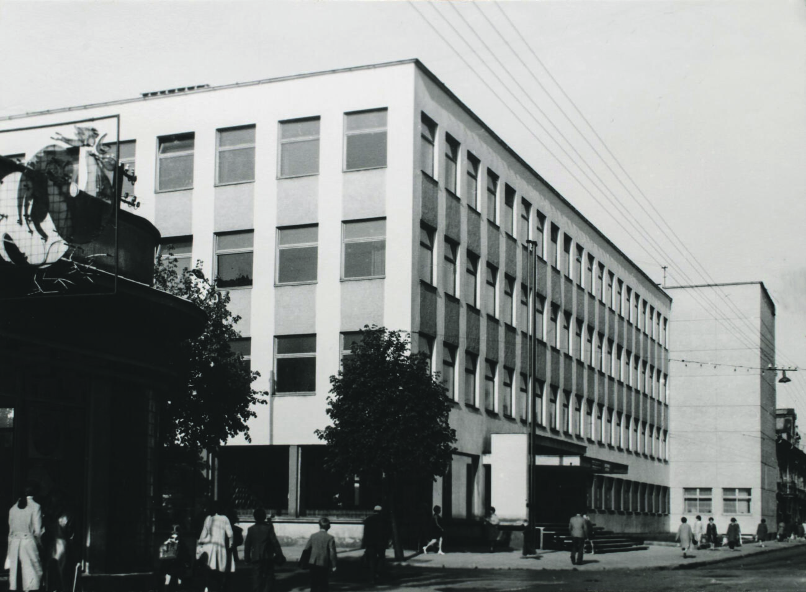 Kauno Komjaunimo vid. mokykla: [dabartinė „Aušros” gimnazija, Laisvės al. 95].