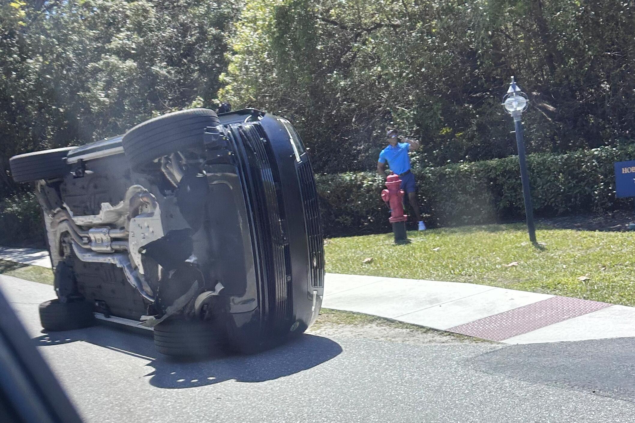 Apvirtęs Tiger Woodso automobilis