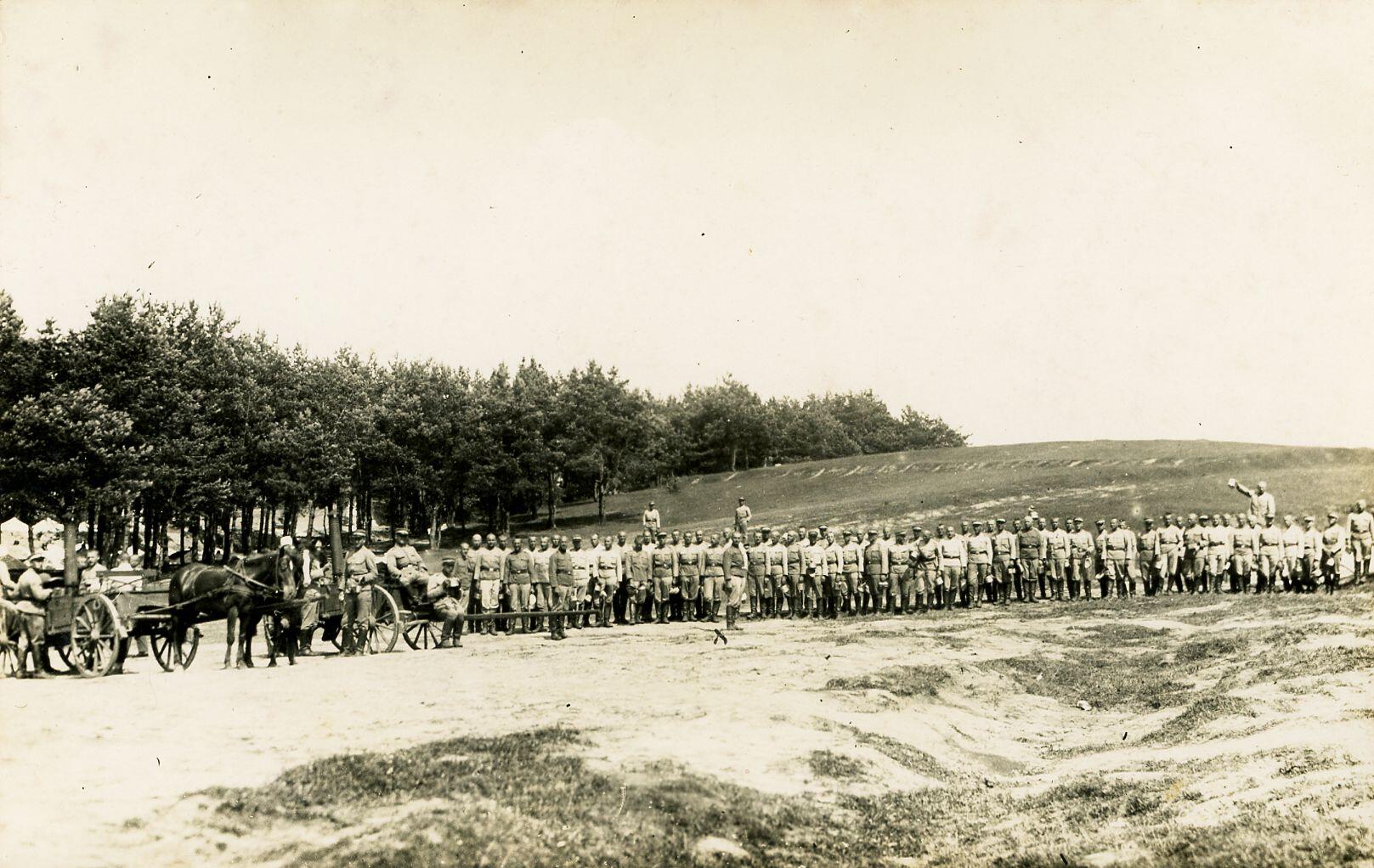 Karo mokyklos kariūnai prie lauko virtuvių Kalniečiuose, 1929 m. 