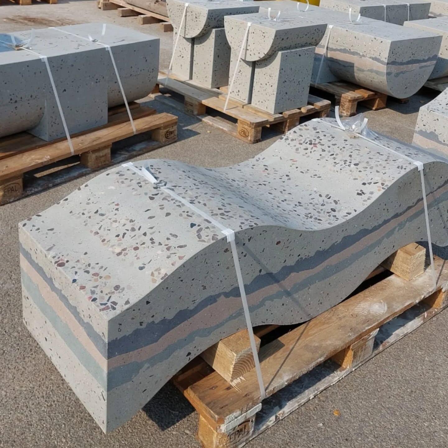 Ypatumas: betonas nėra tik medžiaga – tai charakteris, kuriantis erdvės tapatybę, tikima šeimos įmonėje „Spalvotas betonas“.