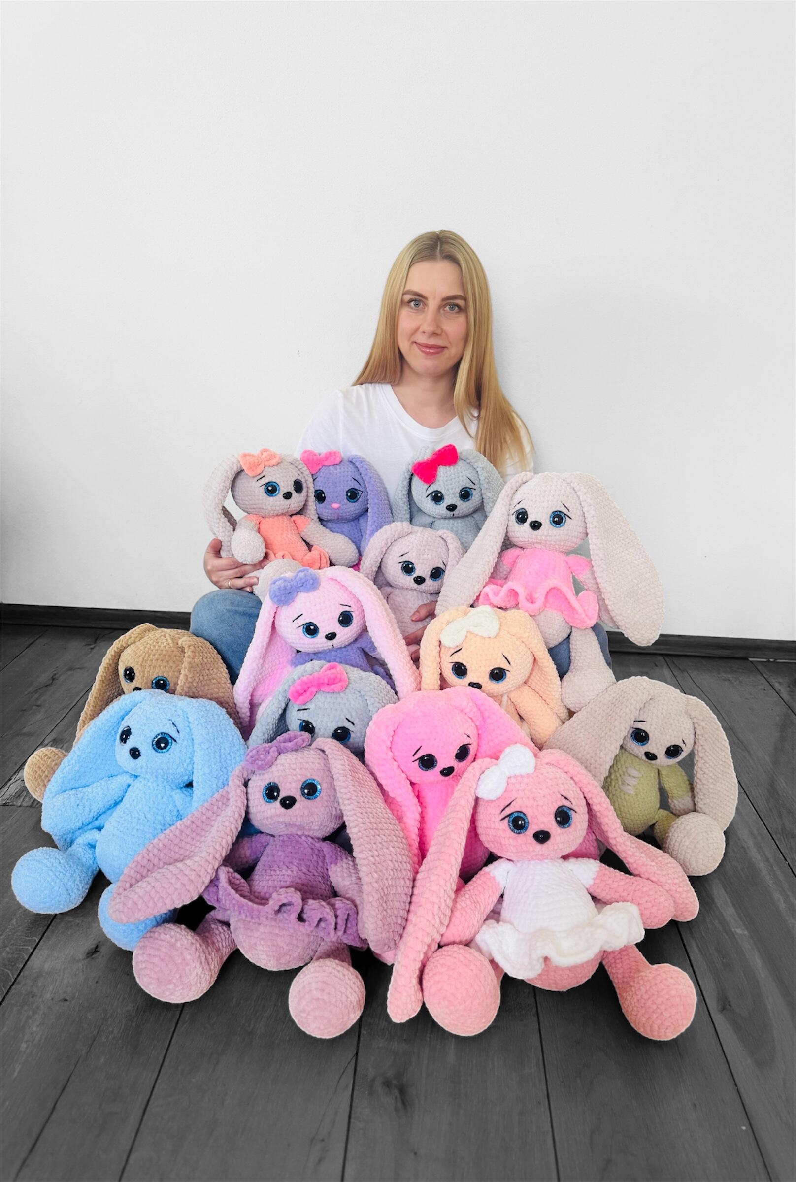 Kūriniai: Simona nori parodyti, kad žaislas gali ne tik dulkes rinkti, bet ir būti vaiko draugas, sapnų saugotojas, padedantis nusiraminti, vaikyti baubukus.