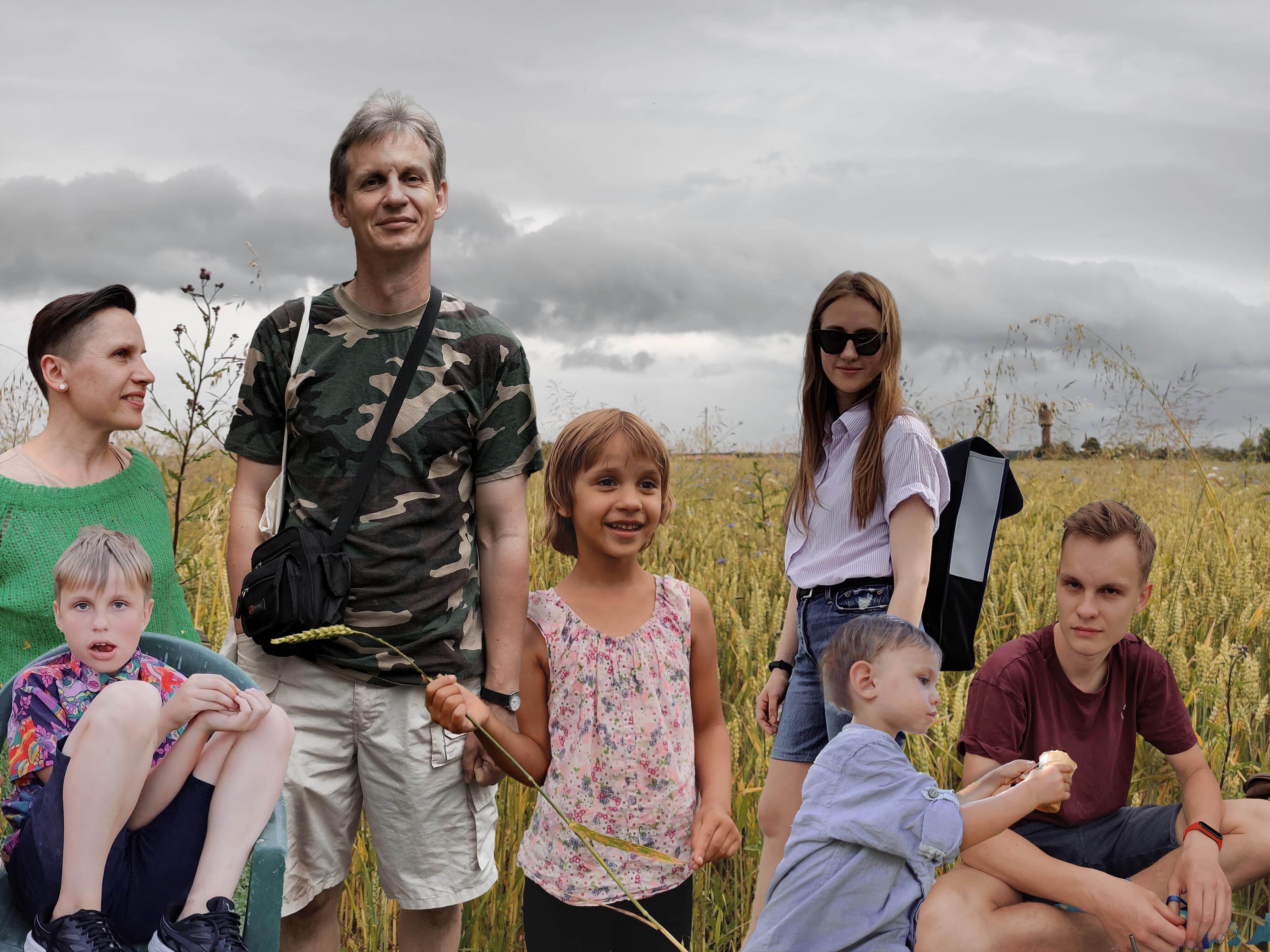 Atspindys: Adomo sukurtas fotomontažas iliustruoja, kaip jis mato savo šeimą – tėvus, brolius, seseris, save.