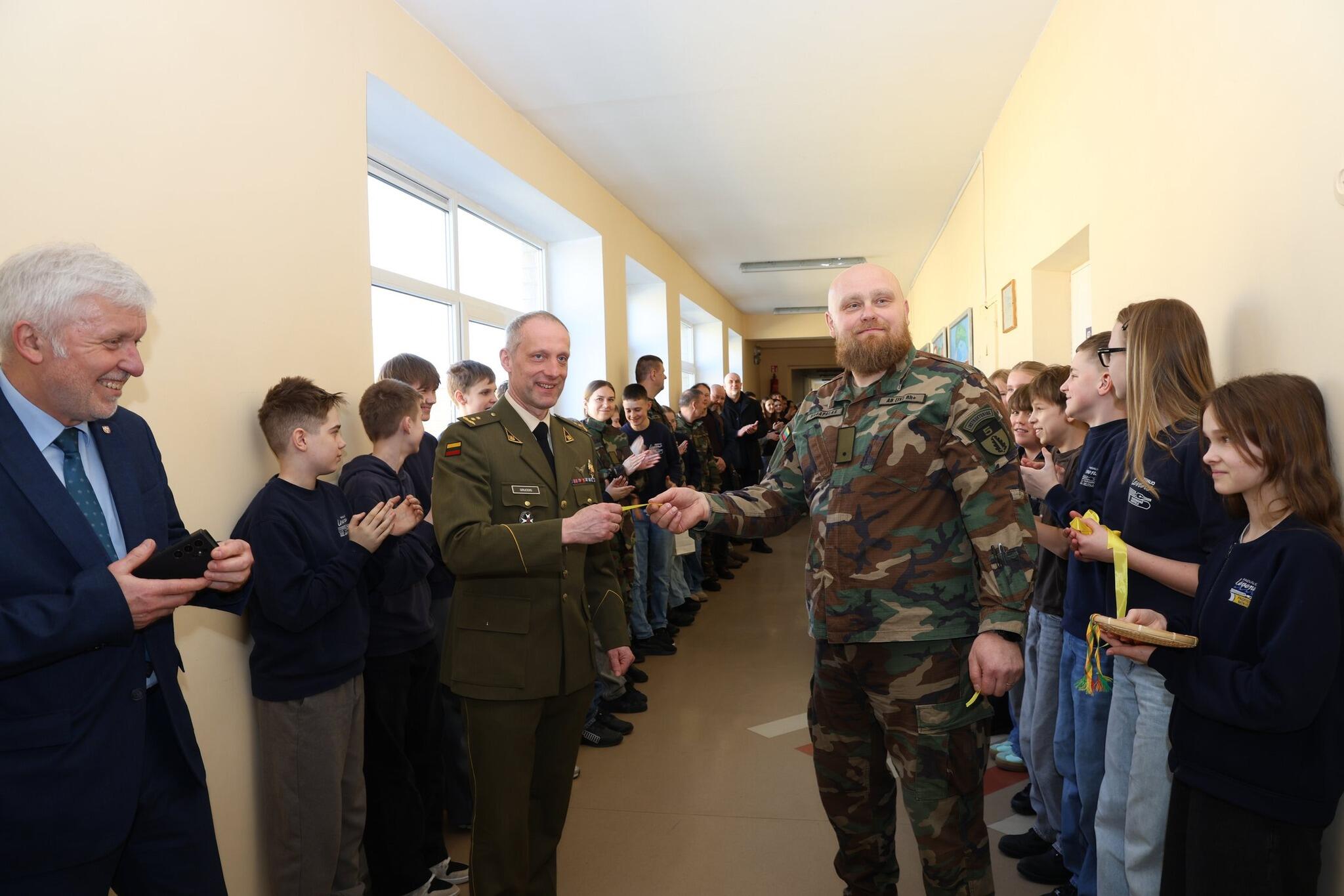 Svarbu: Darius Pasvalyje su šaulių rinktinės vadu atidaro dronų valdymo simuliacijos klases.