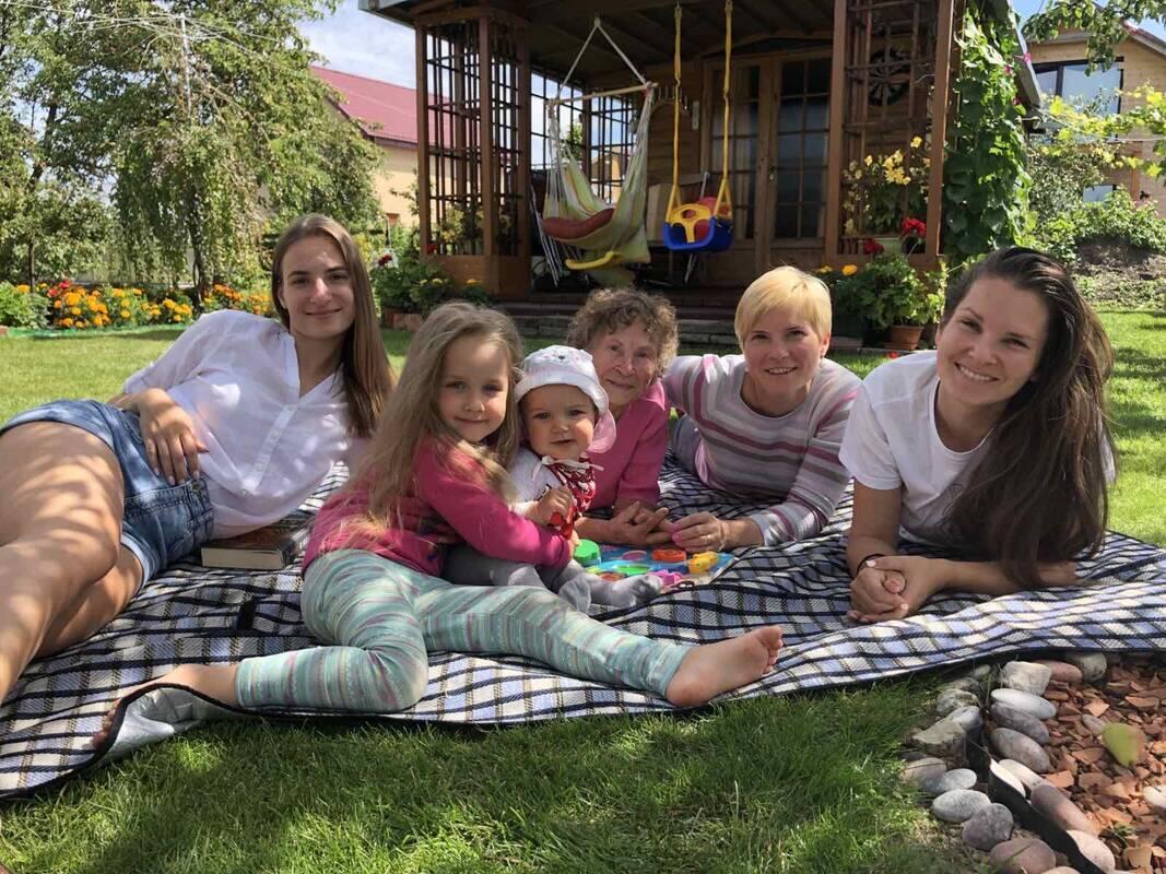 Džiugina: ir pailsėti, ir pasidarbuoti – savo rankomis išpuoselėtame sode Eugenija visada turi ką veikti. Tačiau smagiausia čia būti su vaikaičiais. 