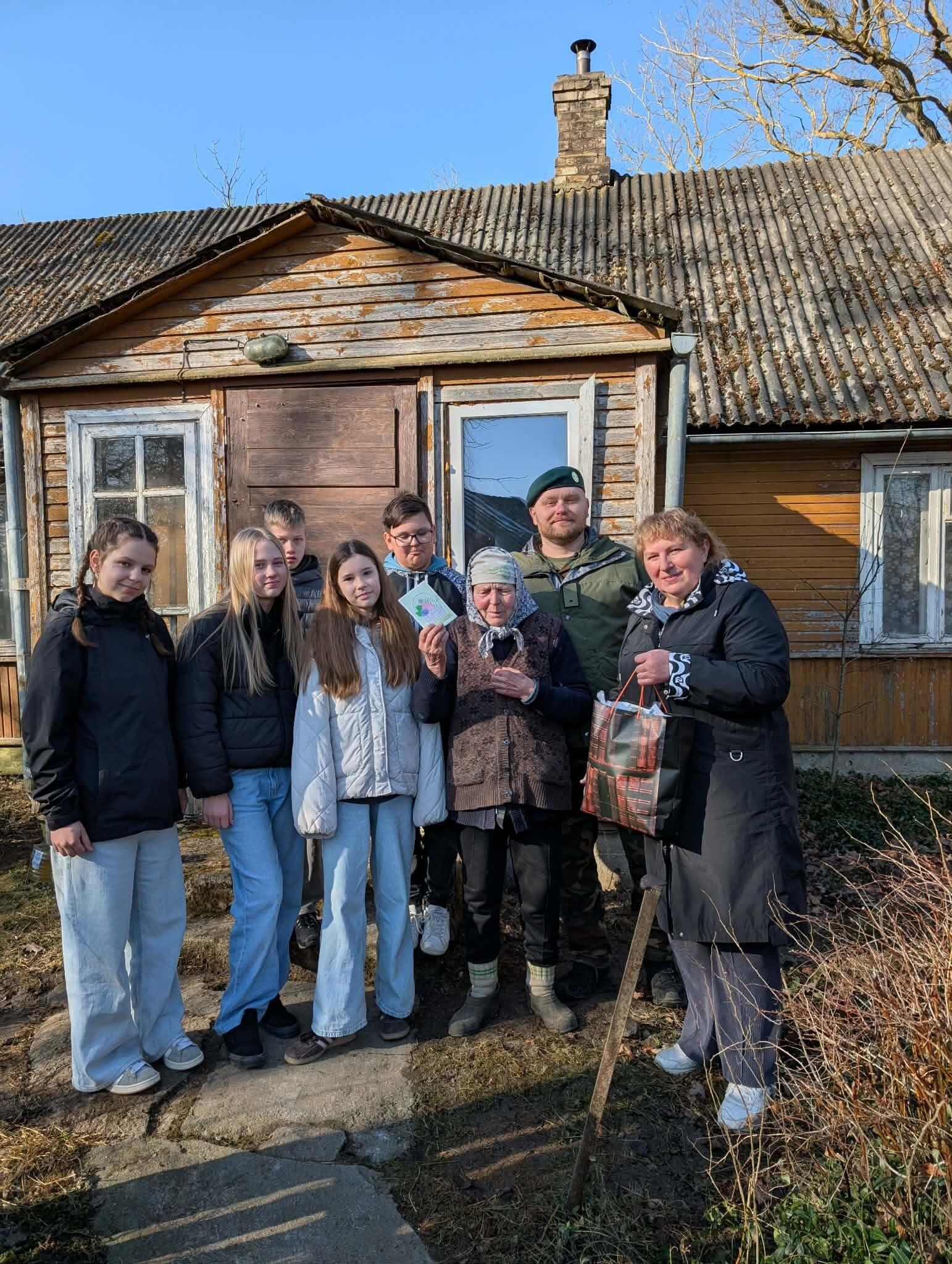 Pagalba: gruodį šauliai lankė senolius, gyvenančius vienkiemiuose. Aliutei jų rūpesčiu įvesta elektra, be kurios iki tol gyveno.