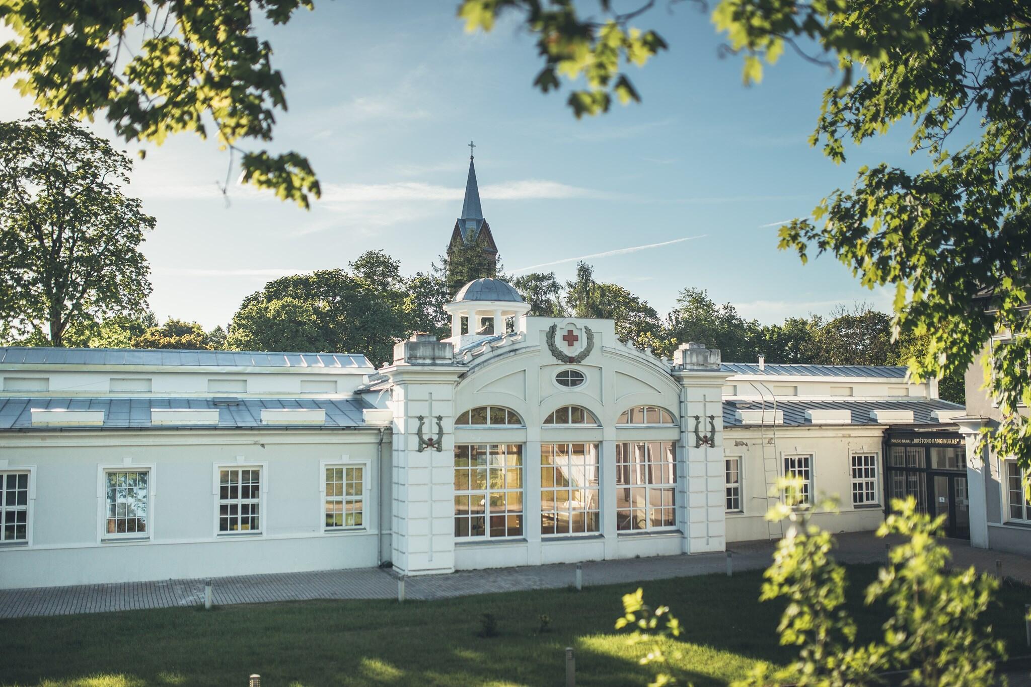 Ypatinga: ant Nemuno kranto įsikūrusi „Tulpės“ sanatorija – seniausia Birštone. Pagrindinis gydyklos pastatas pastatytas 1927 m. 