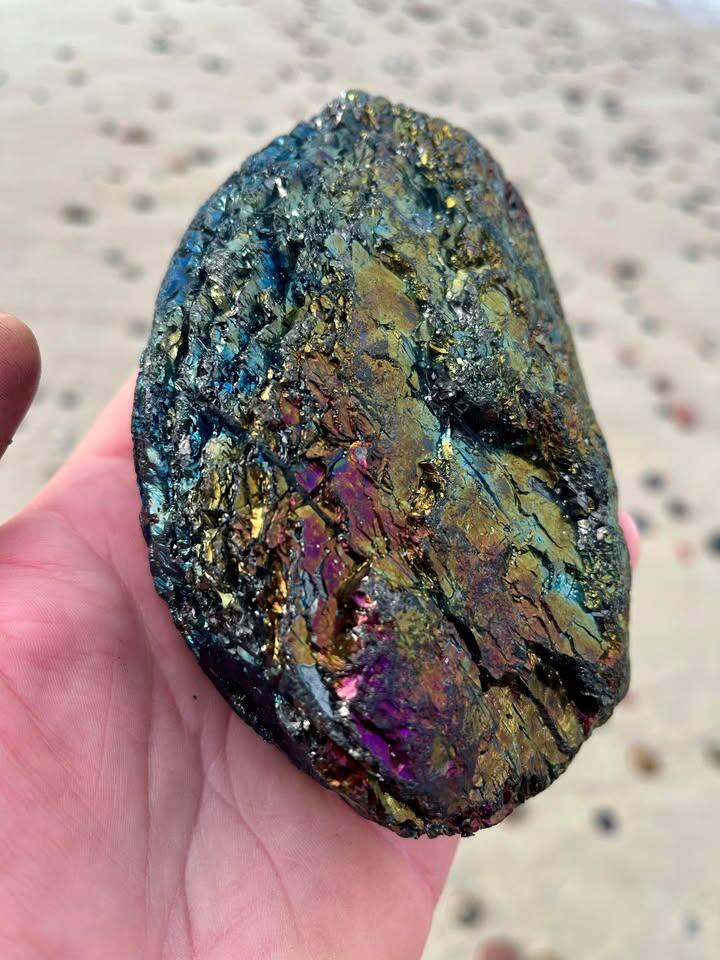 Baltijos jūros pakrantėje rastas sulfidų klasės mineralas – Bornitas.