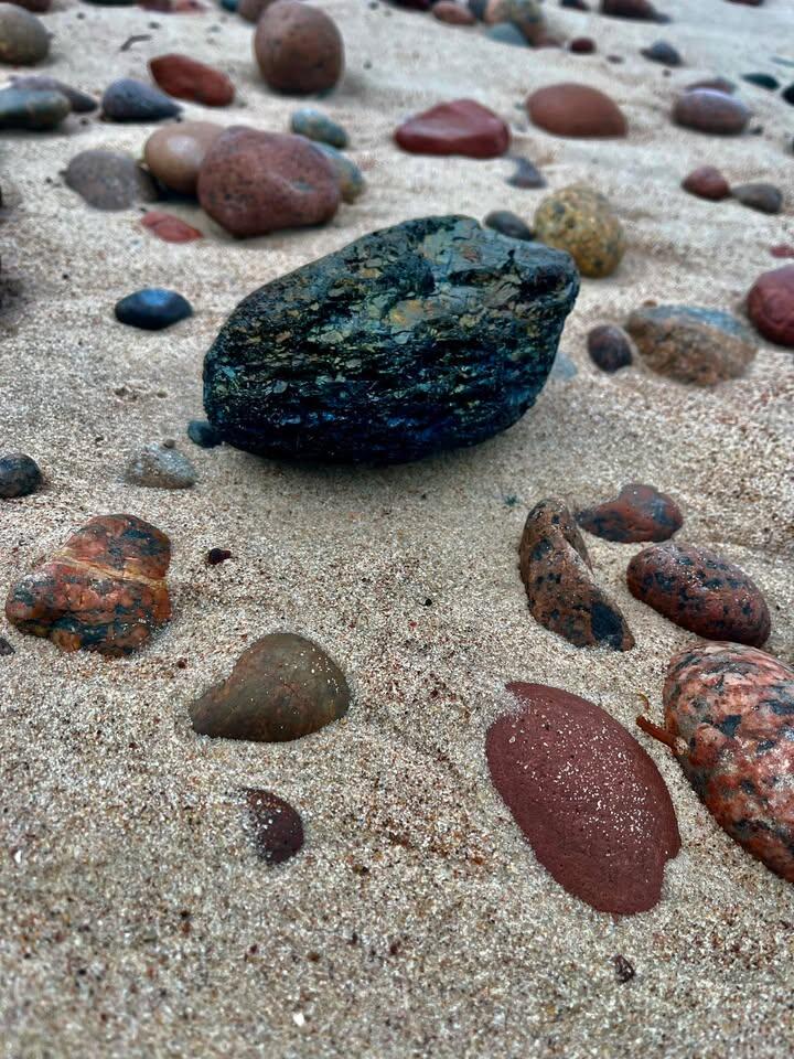 Baltijos jūros pakrantėje rastas sulfidų klasės mineralas – Bornitas.