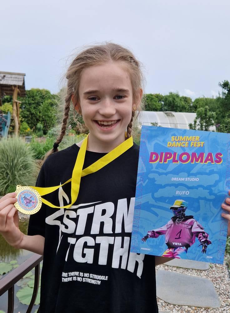 Pasiekimai: Augustė iš dailės ir šokių konkursų grįžta su medaliais bei diplomais. Dėl to „kalčiausia“ mama.
