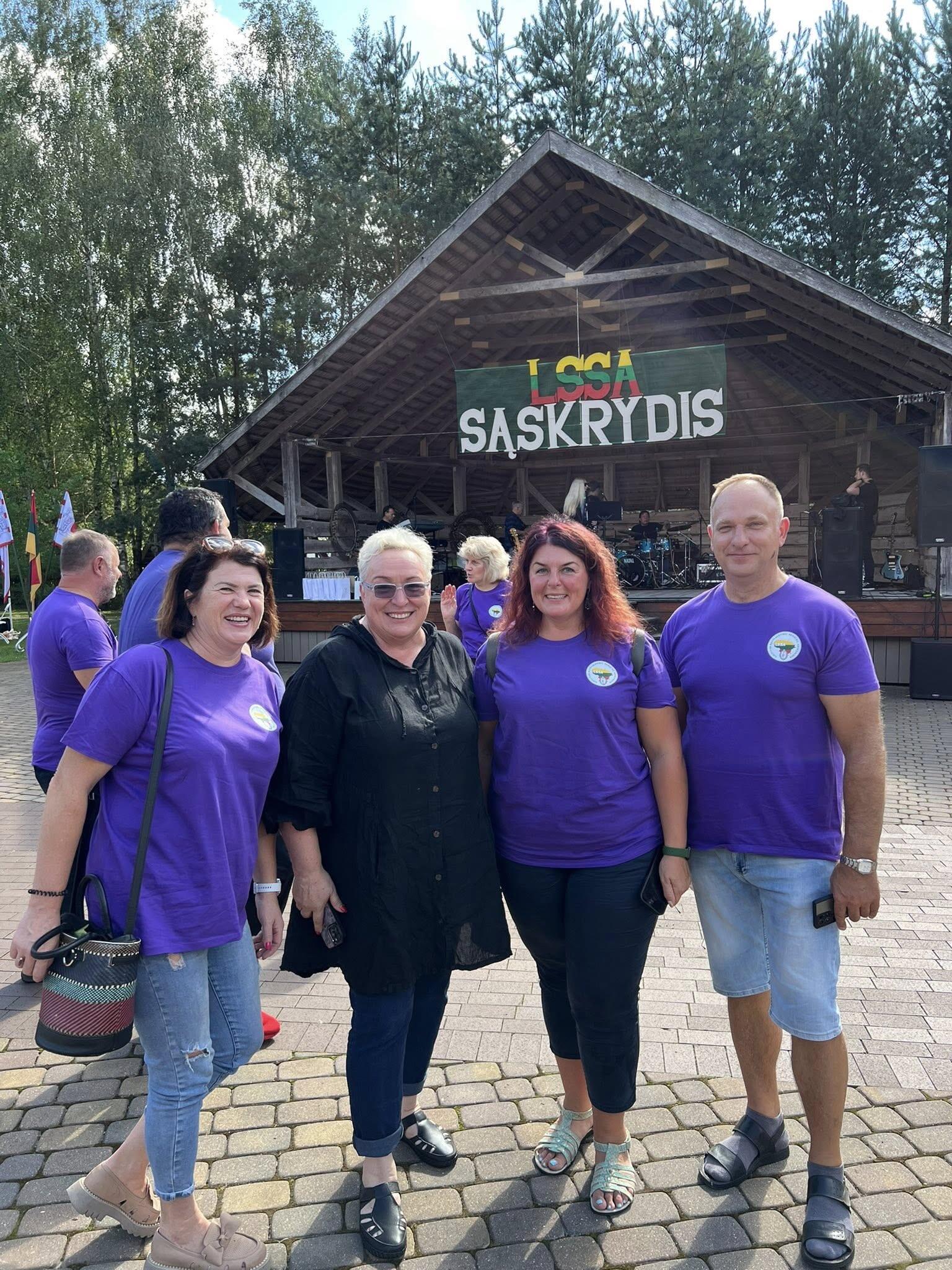 Atstovai: Lietuvos savivaldybių seniūnų asociacijos organizuotame sąskrydyje dalyvavo ir Kauno rajono seniūnai. Iš dešinės: Lina Mišeikienė (Domeikavos sen.), E. Juozapavičienė, Rūta Slivinskienė (Ringaudų sen.) ir Skirmantas Nominaitis (Akademijos sen.).