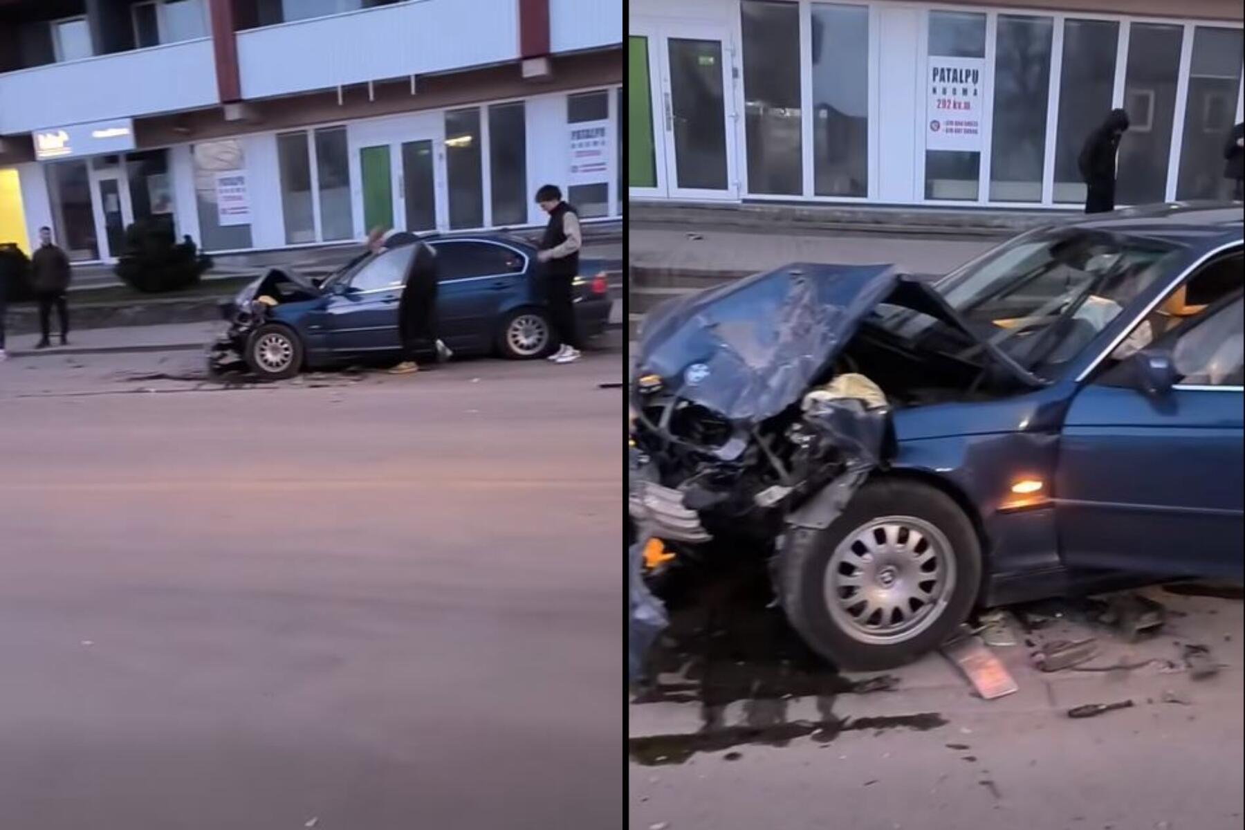 Nuostoliai: Plungėje per centrą skriejęs BMW taranavo stovėjusią „Audi“.