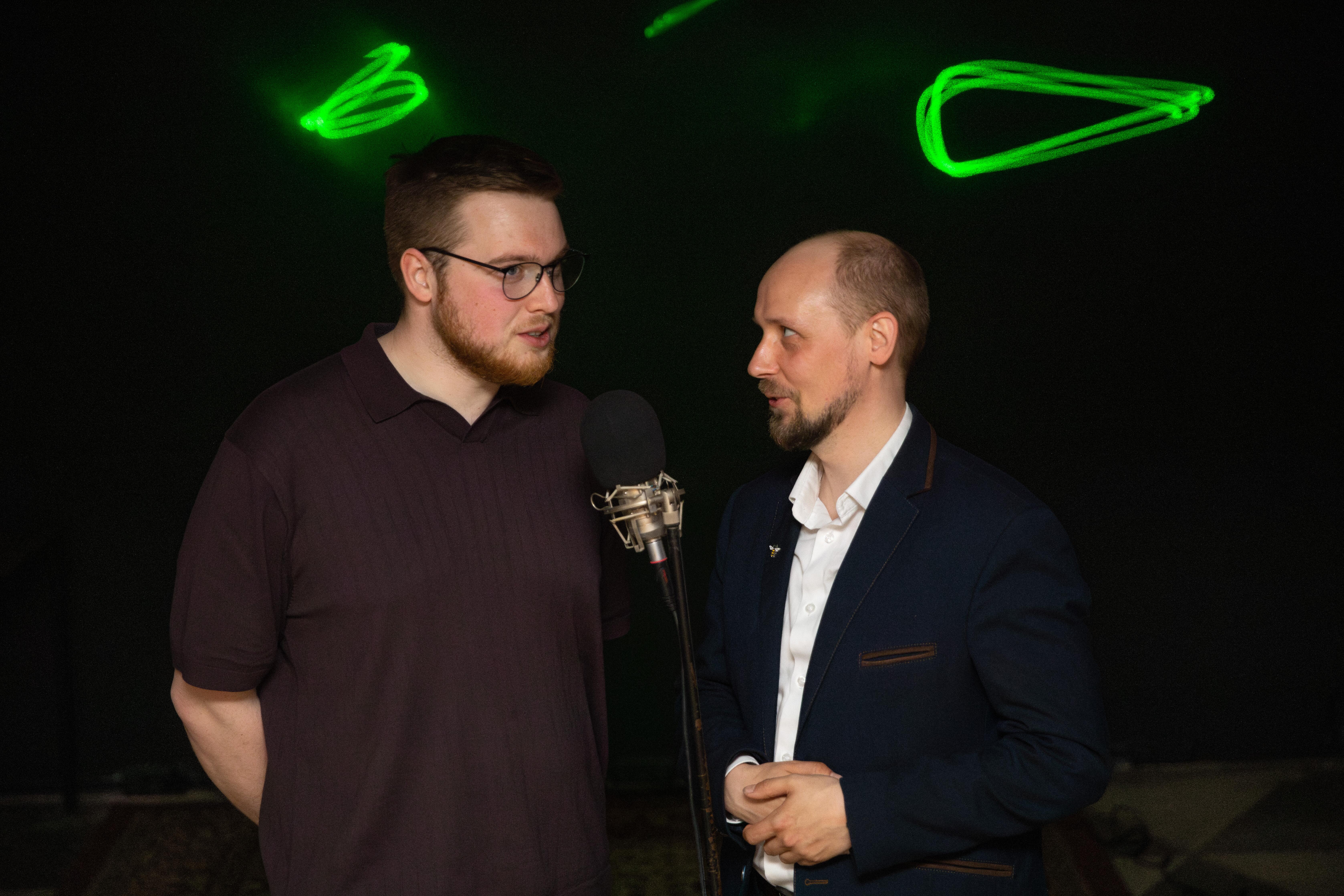 Veiksmas: atidarymo metu H. Dolinkiewiczius ir M. Piotrowiczius atliko performansą, kurio metu per mikrafoną sklindantis garsas buvo atvaizduotas lazeriais.