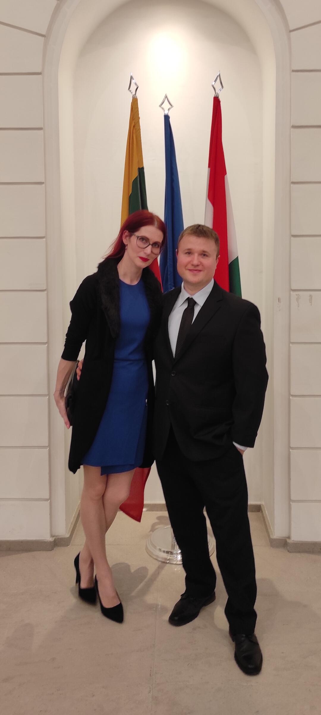 Vertinimas: „Vengrai tikrai nėra nei antieuropietiški, nei antibriuseliški“,&nbsp;– mano V. Sakalauskaitė-Mosdóczi. Nuotraukoje&nbsp;– ji su sutuoktiniu Vasario 16-osios minėjime Lietuvos Respublikos ambasadoje Vengrijoje.