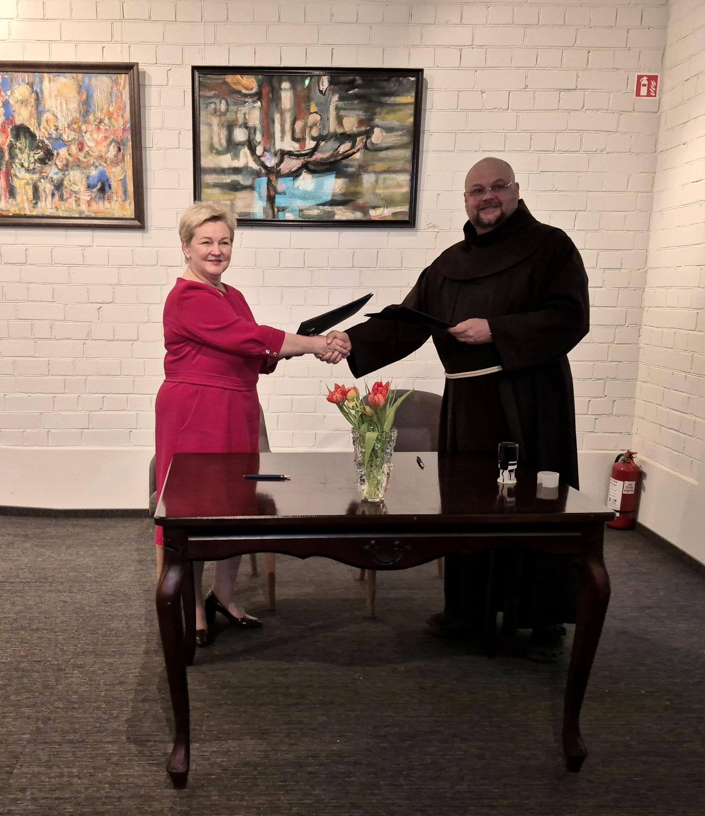 Ceremonija: sutartį pasirašę doc. dr. D. Martišauskienė ir kun. br. A. Nenėnas džiaugėsi naujomis galimybėmis ir ateities perspektyvomis.