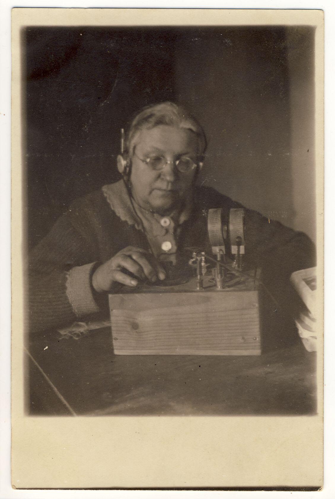 E. Šaltenienė prie detektorinio radijo imtuvo, 1928 m.