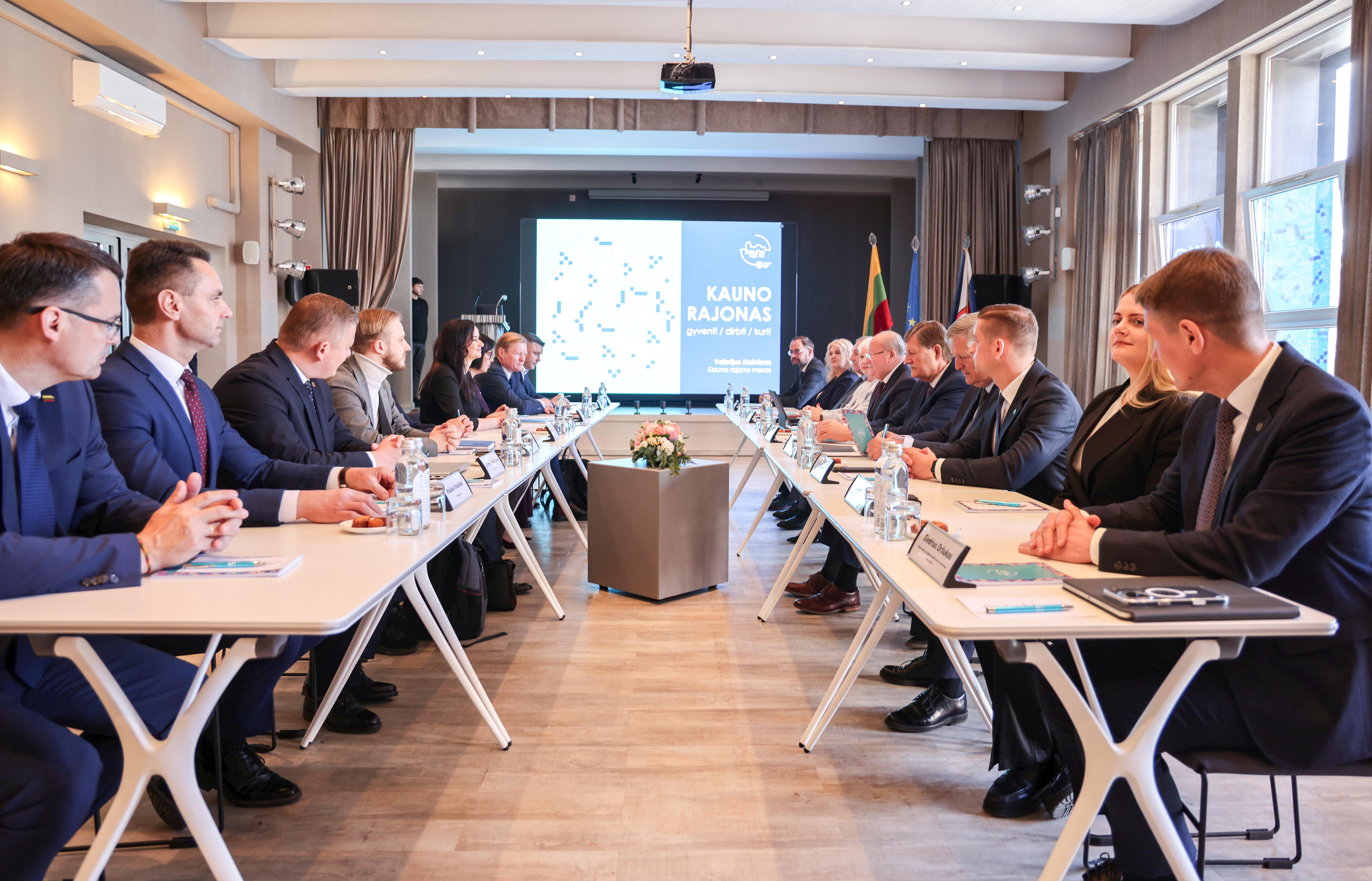 Vizitas: Vyriausybės atstovai apsilankė modernizuojamose VDU Ugnės Karvelis ir Raudondvario gimnazijos.