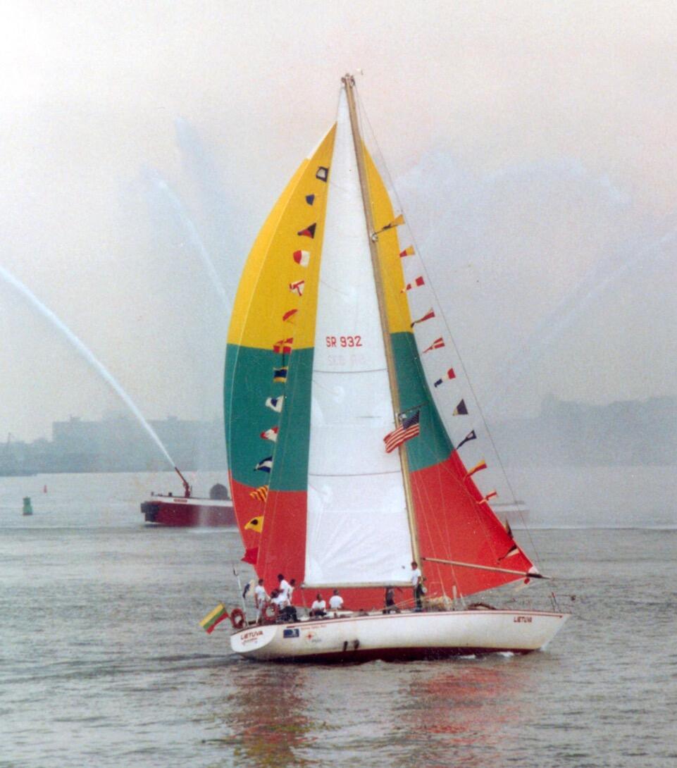 1990 m. jachta „Dailė“ pargabeno į Lietuvą iš užsienio 1991 m. Sausio 13-osios Seimo gynybai reikalingą radijo aparatūrą. Kiek vėliau – ir pirmuosius lietuviškus pašto ženklus.